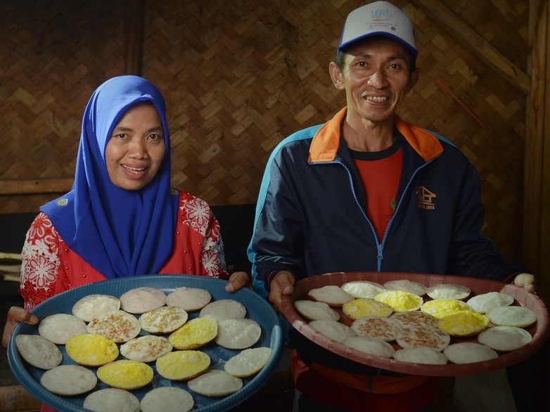 Nonoy Nurhasanah dan suami yang membuat Usaha Sorabi Jaya di Majalengka, Jawa Barat, saat membuat sorabi untuk dijual.