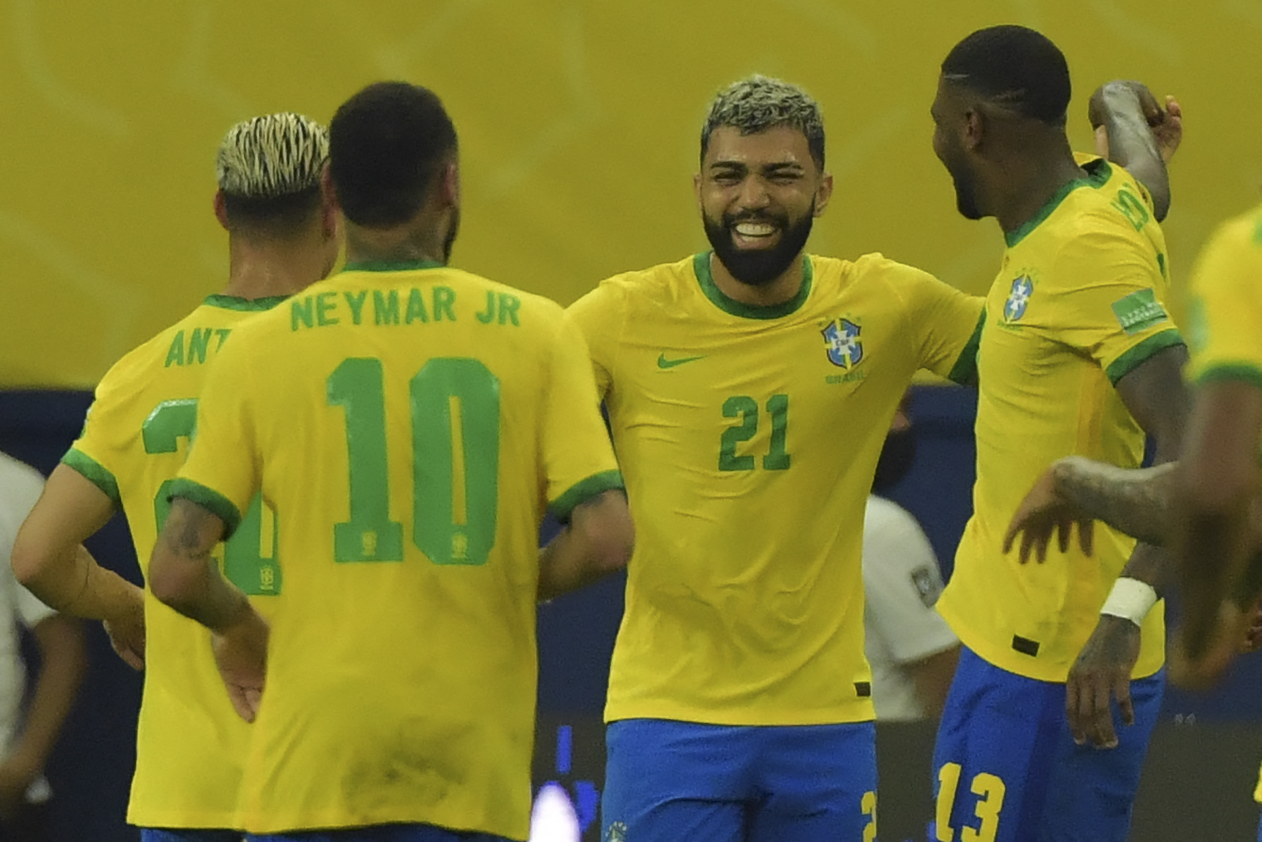 Para pemain Brasil melakukan selebrasi usai mencetak gol ke gawang Uruguay di laga kualifikasi Piala Dunia.