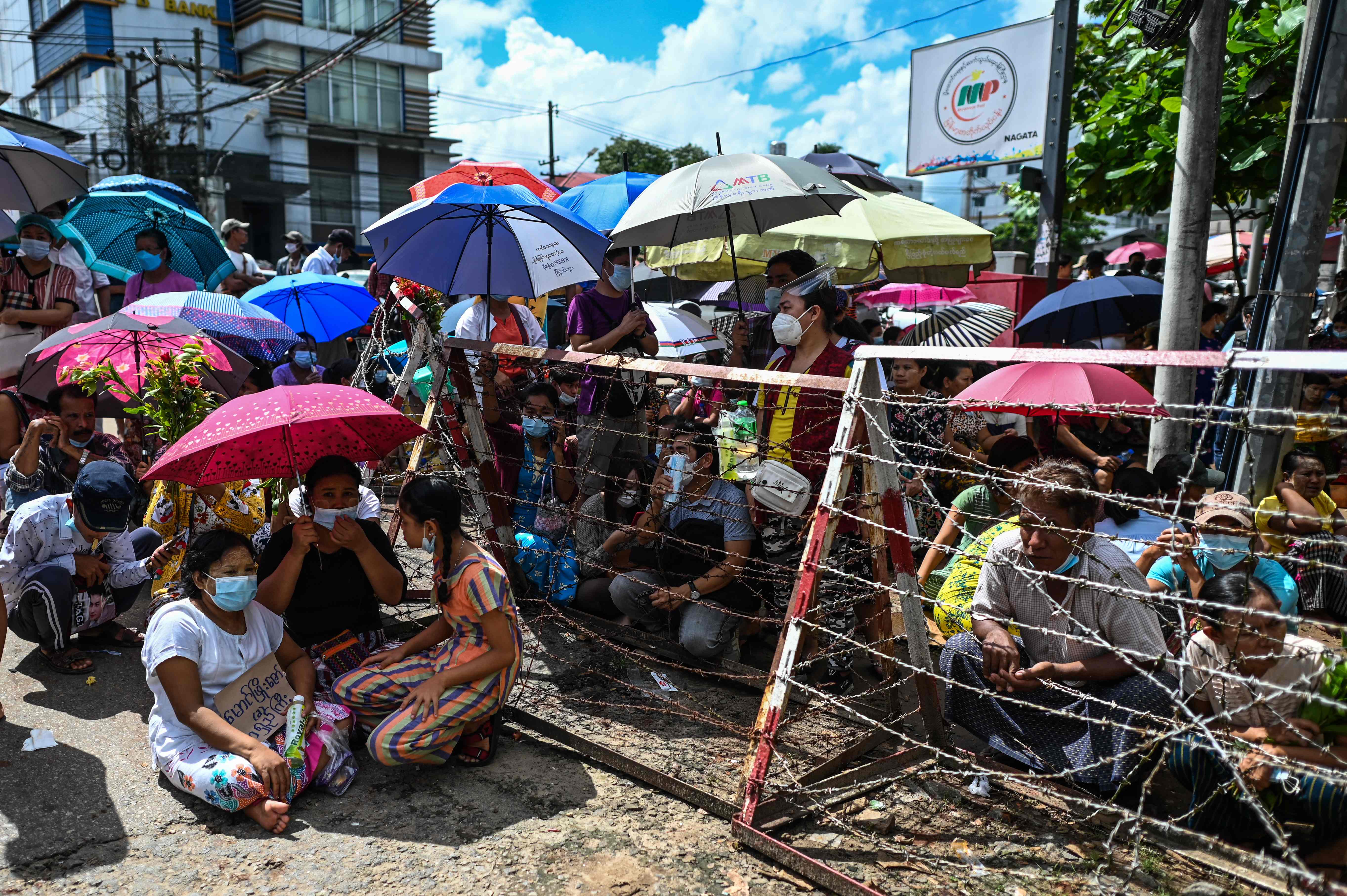 Warga menunggu pembebasan anggota keluarganya di depan penjara wilayah Yangon, Myanmar.