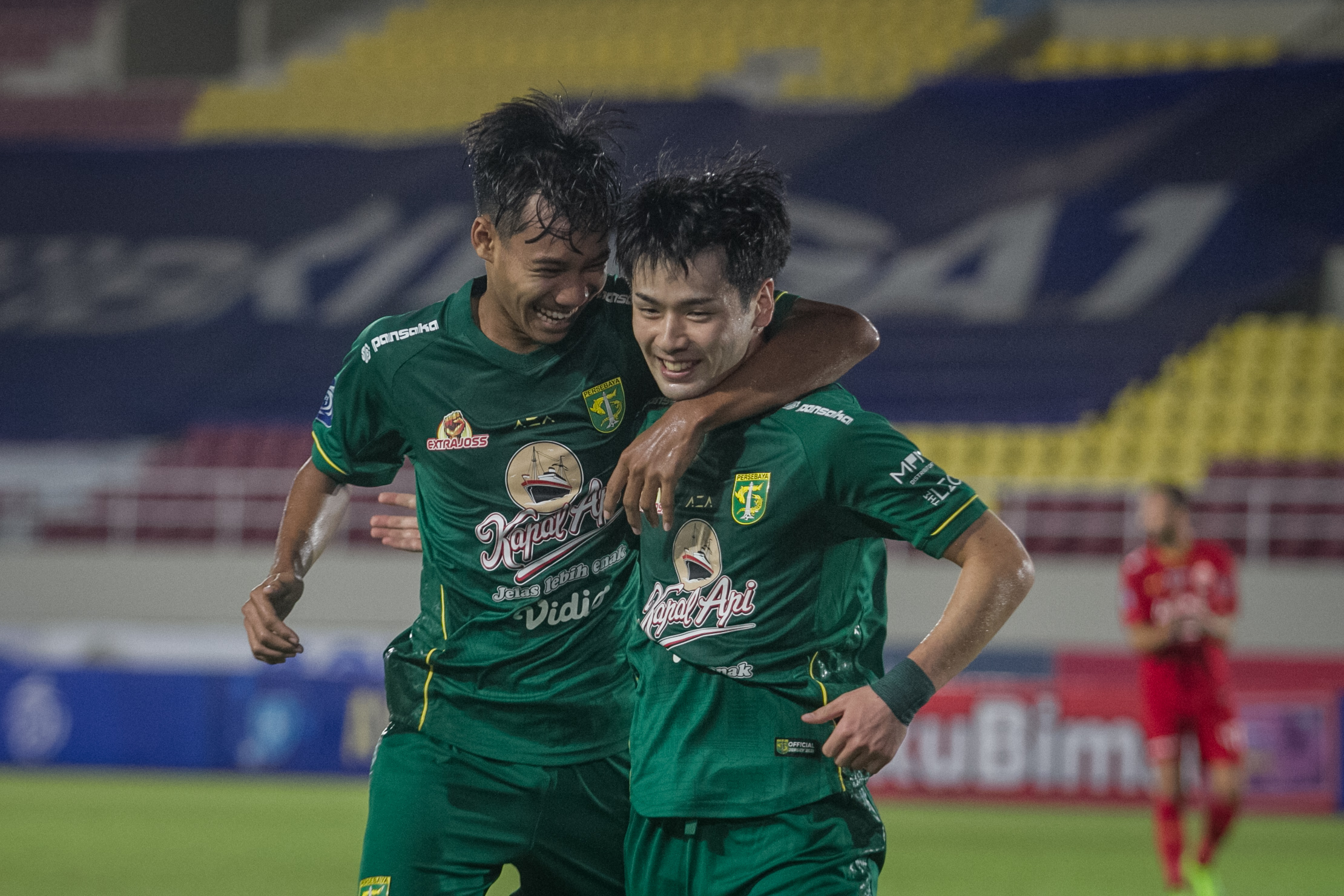 Pemain Persebaya Teisei Marukawa (kanan) melakukan selebrasi usai mencetak gol ke gawang Persija di laga Liga 1.