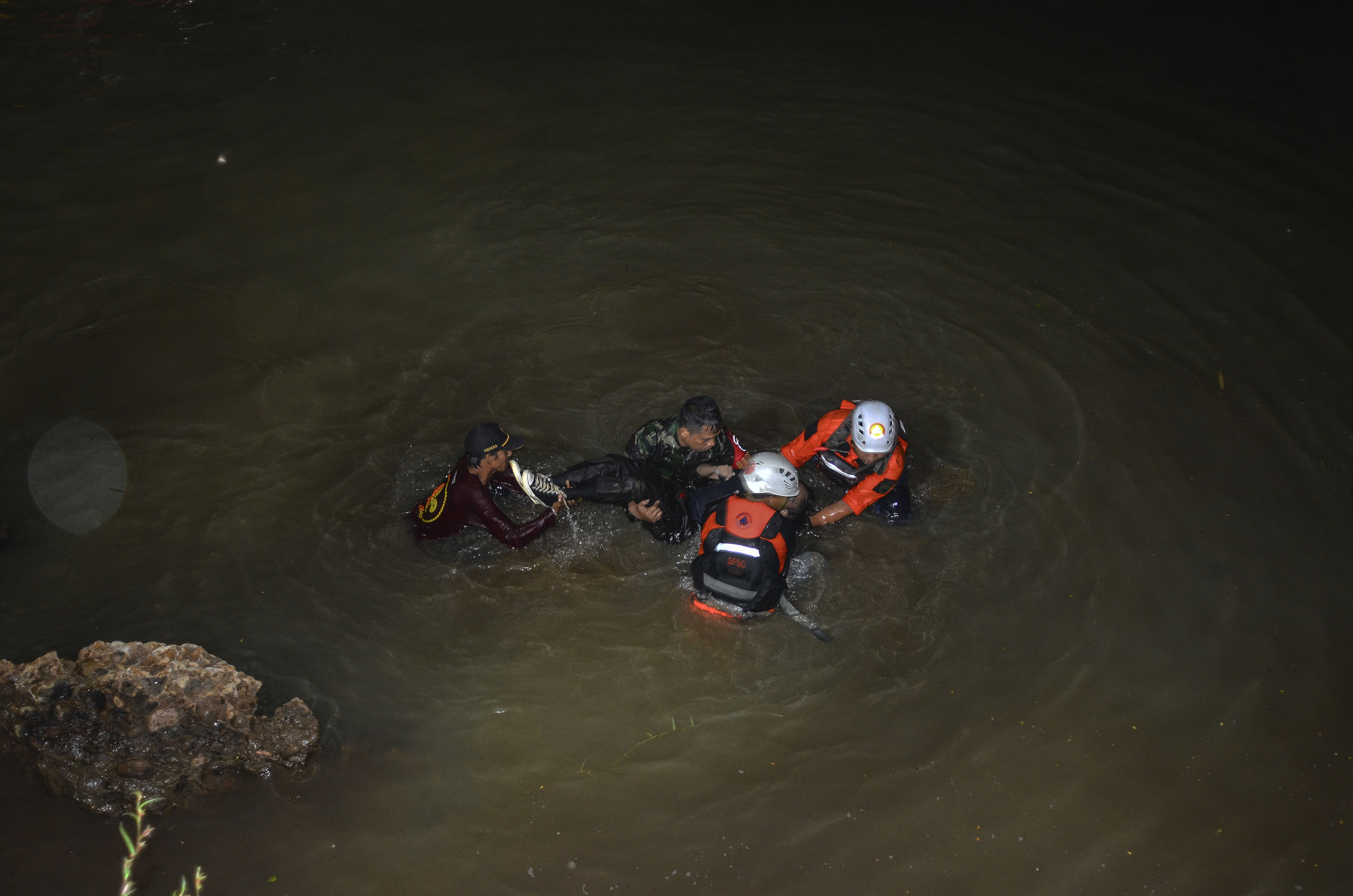 Pencarian korban kegiatan susur sungai oleh tim SAR