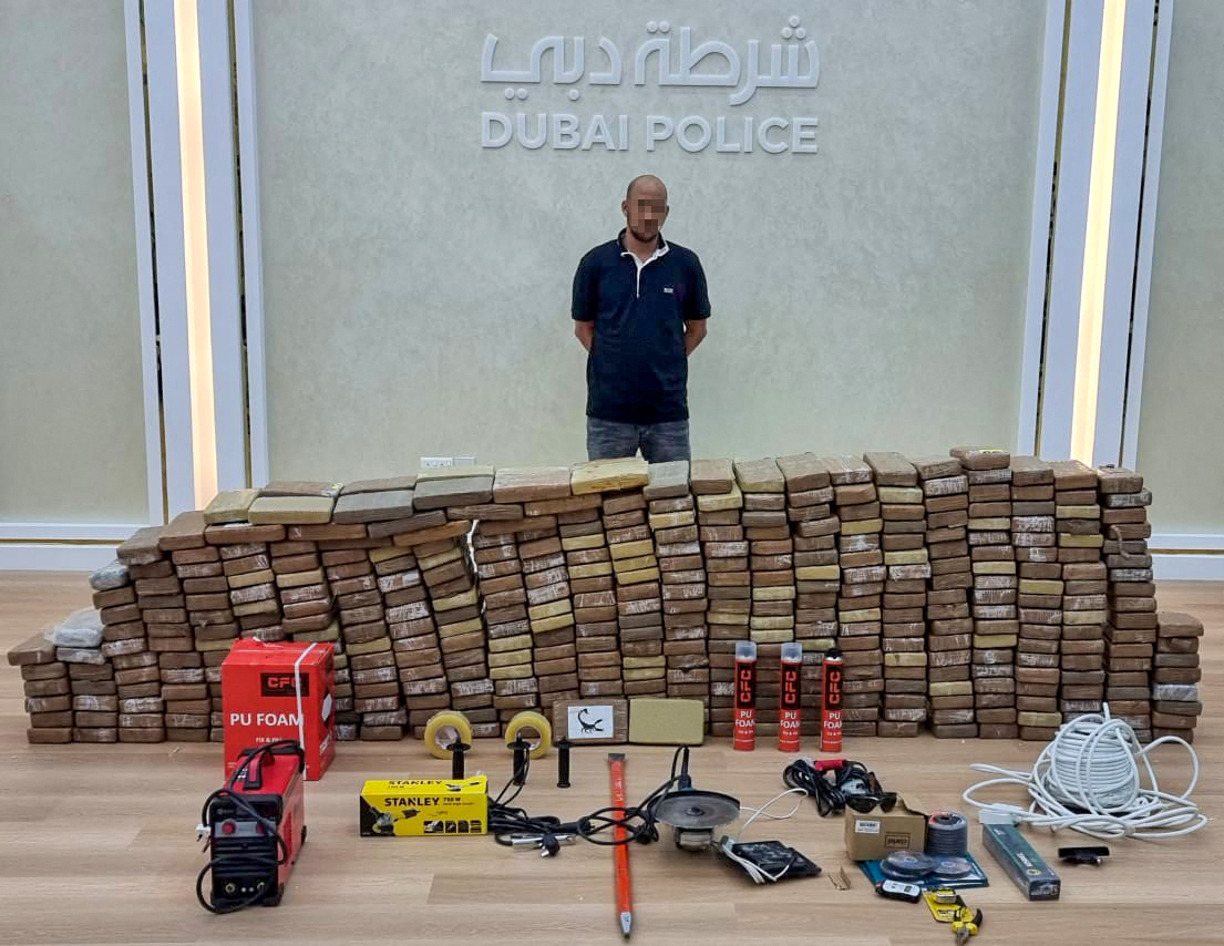 Seorang tersangka dan barang bukti narkoba senilai Rp1,9 triliun dipamerkan kepolisian Dubai.