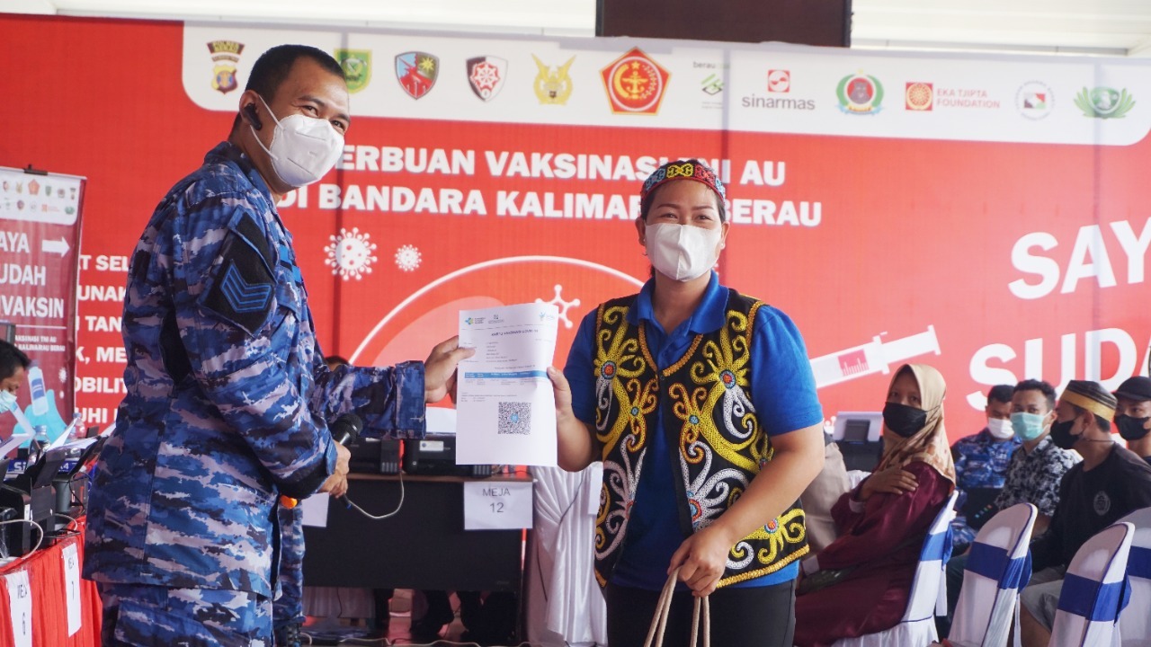 Danlanud Dhomber, Kolonel Pnb Dedy Susanto, memberikan sertifikat vaksin bagi masyarakat Berau Kaltim.