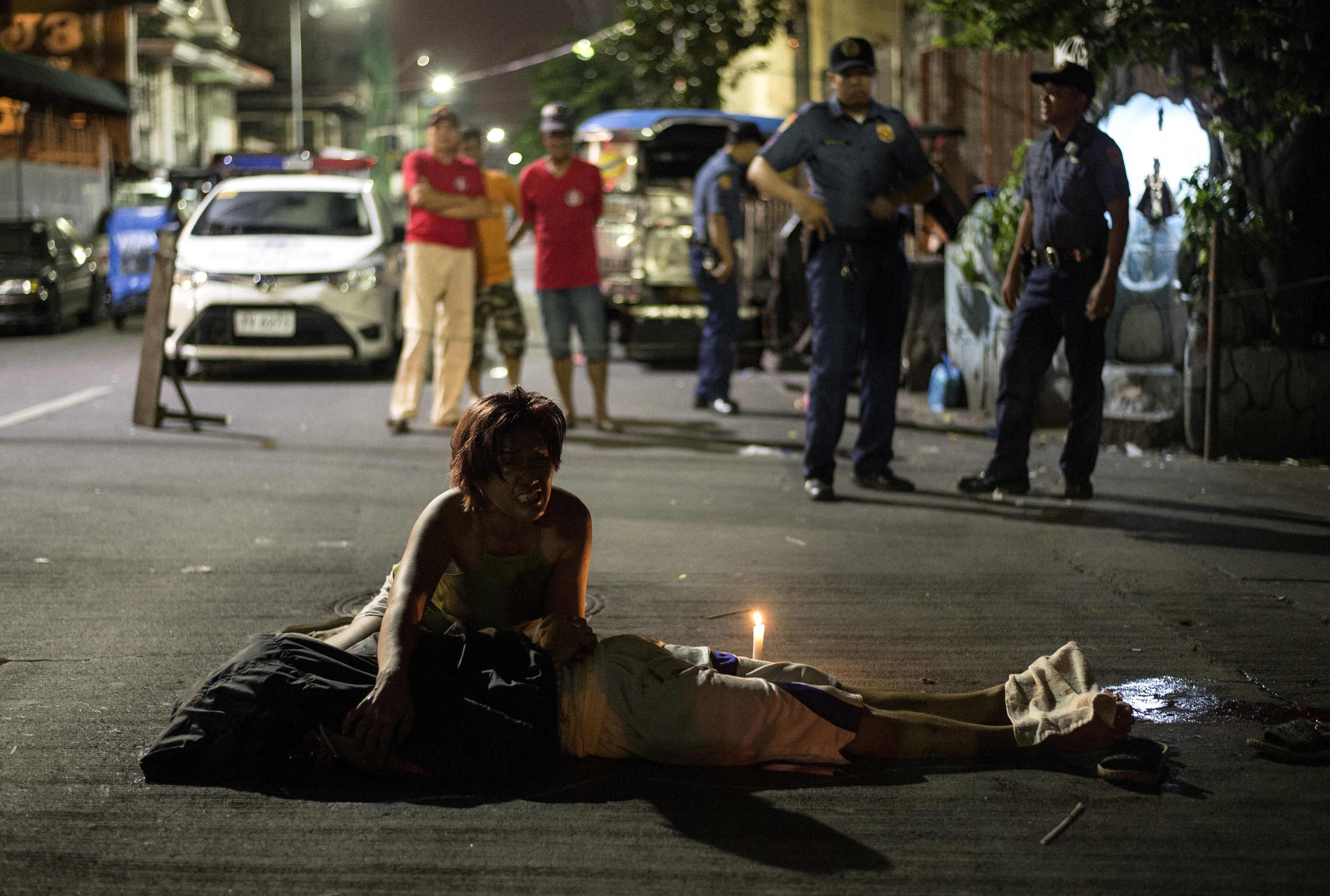 Foto kejadian pada 3 Oktober 2017, seorang perempuan menangisi anaknya yang diduga pengedar narkoba tewas ditembak aparat kepolisian.  