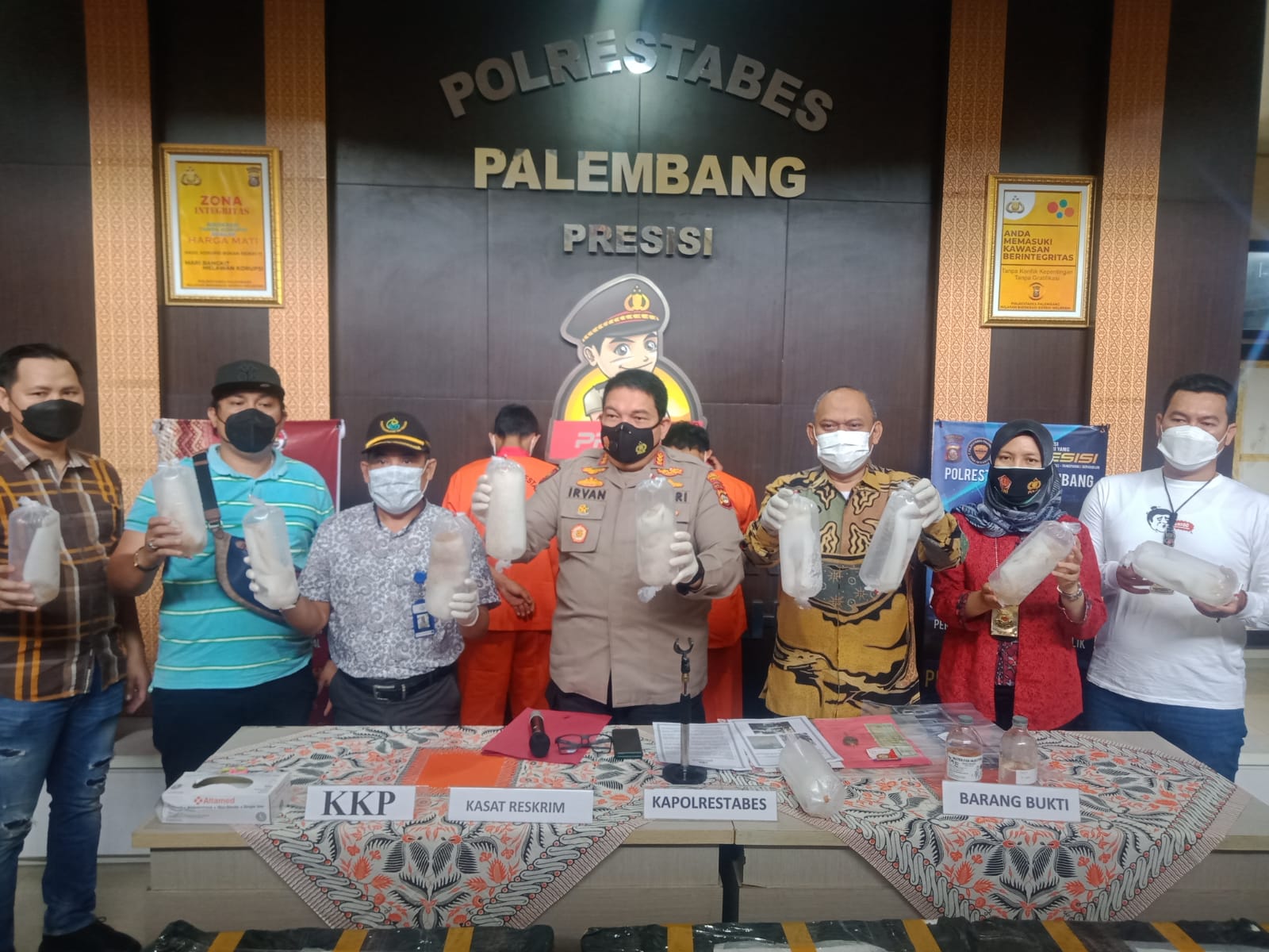 Polretabes Palembang menyita 98.620 bibit lobster yang hendak diselundupkan ke Jambi dan Riau.