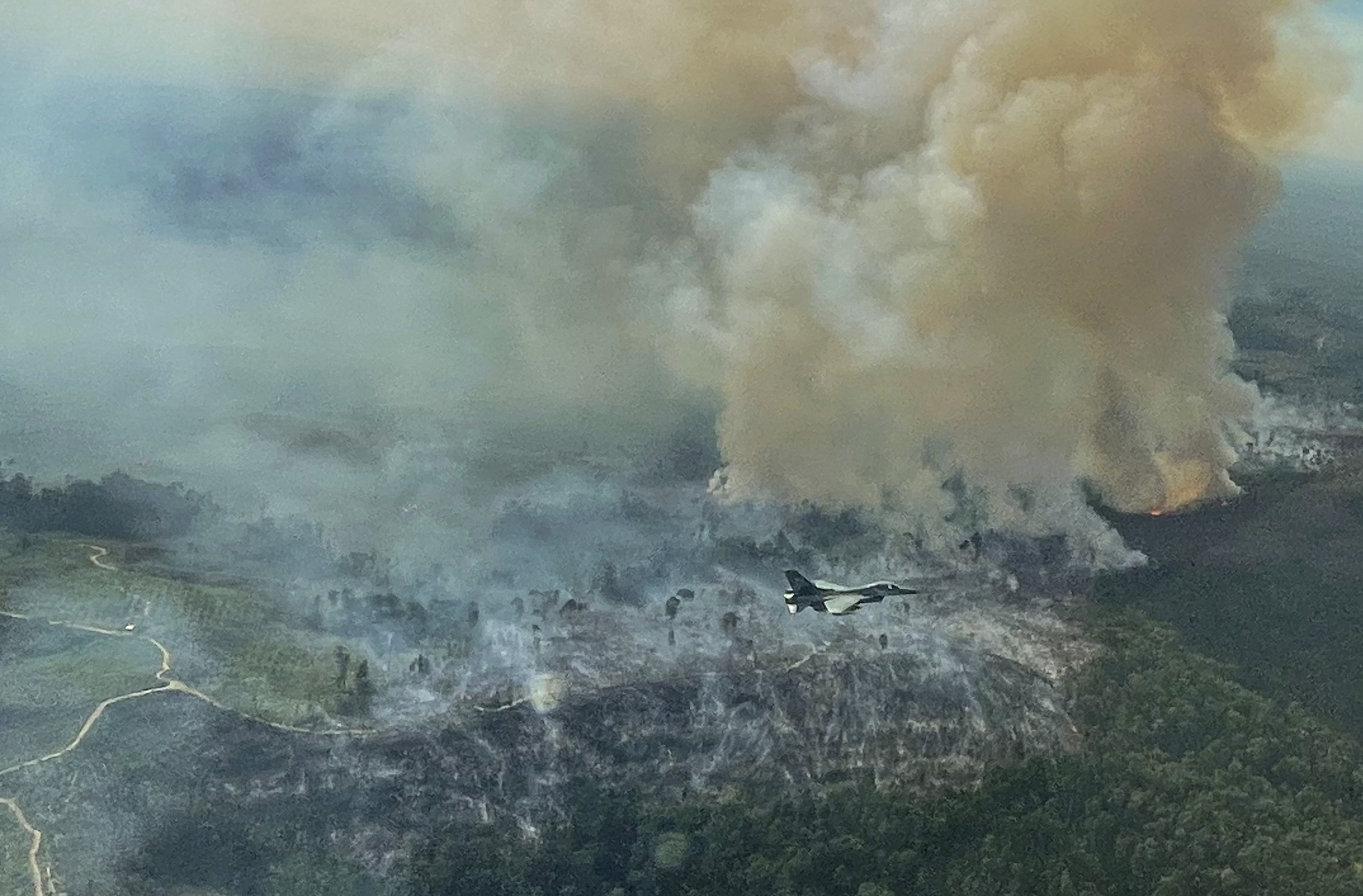 Kebakaran lahan di Rau