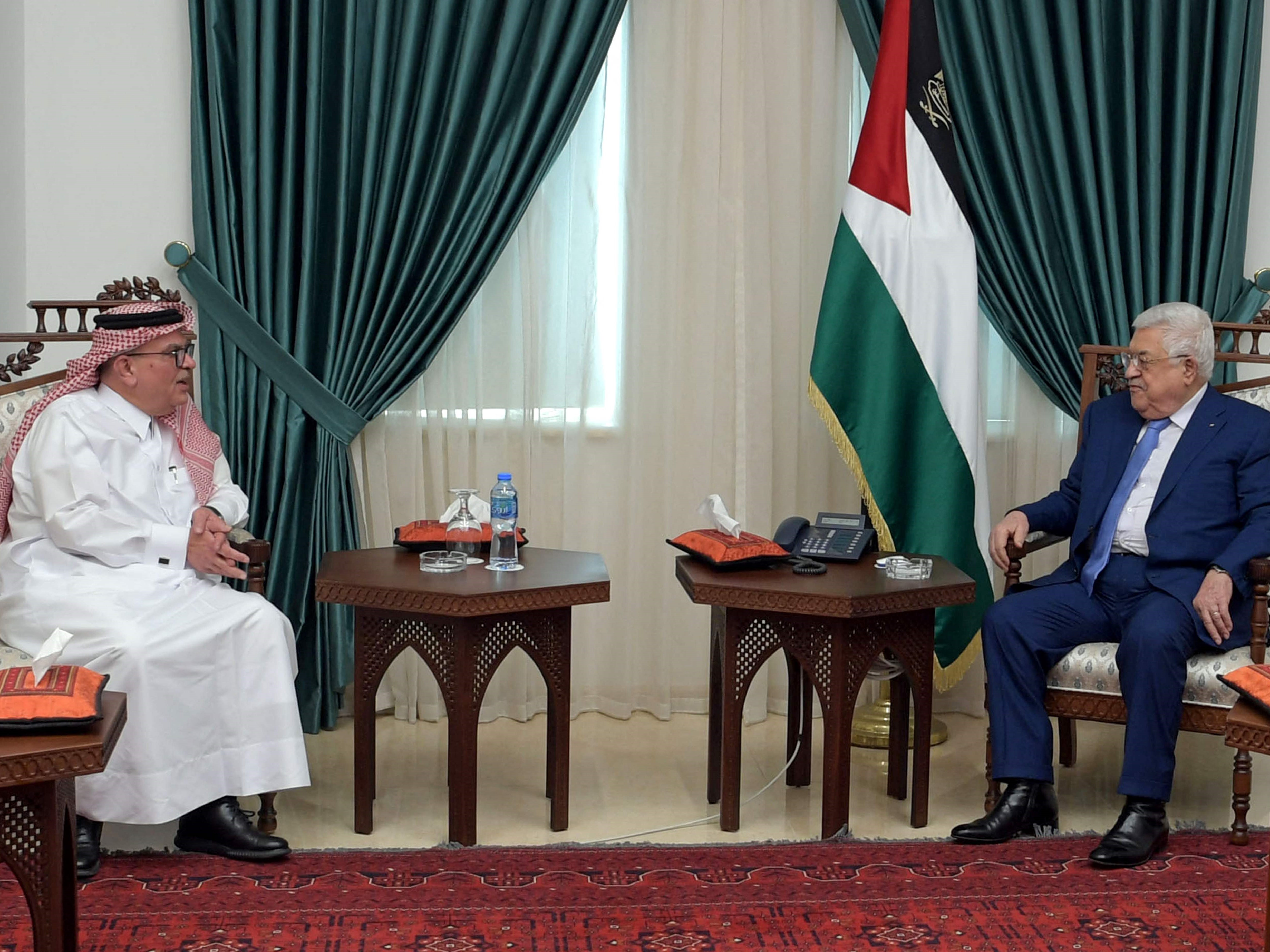 Presiden Palestina Mahmud Abbas (kanan) bertemu dengan Duta Besar Qatar untuk Palestina Mohammed al-Emadi di Ramallah, Minggu (24/10).