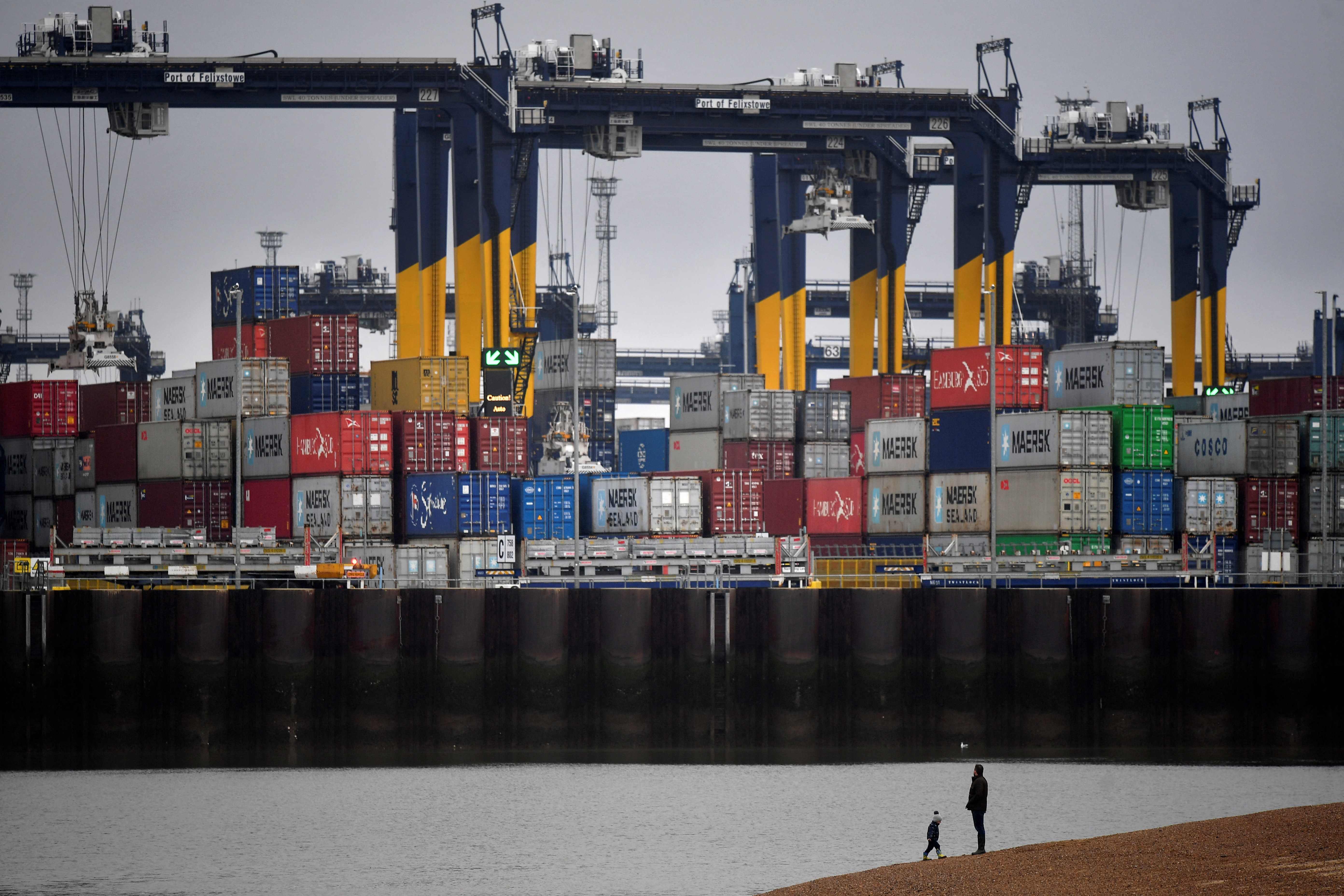 Aktivitas bongkar muat kontainer di Pelabuhan Felixstowe wilayah timur London.