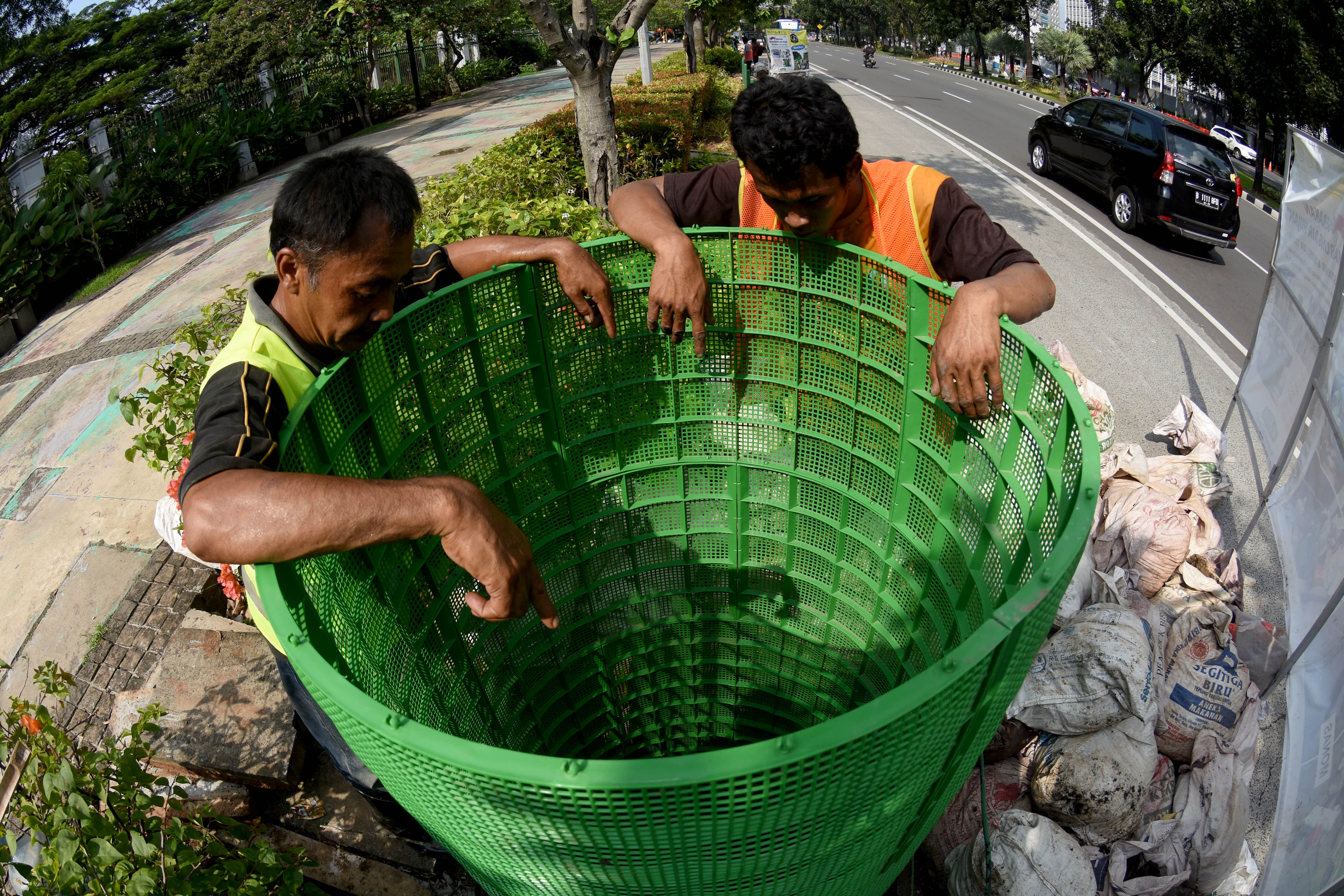 Petugas Dinas Bina Marga menyelesaikan pembuatan sumur resapan air hujan di kawasan Jalan Medan Merdeka Selatan, Jakarta.