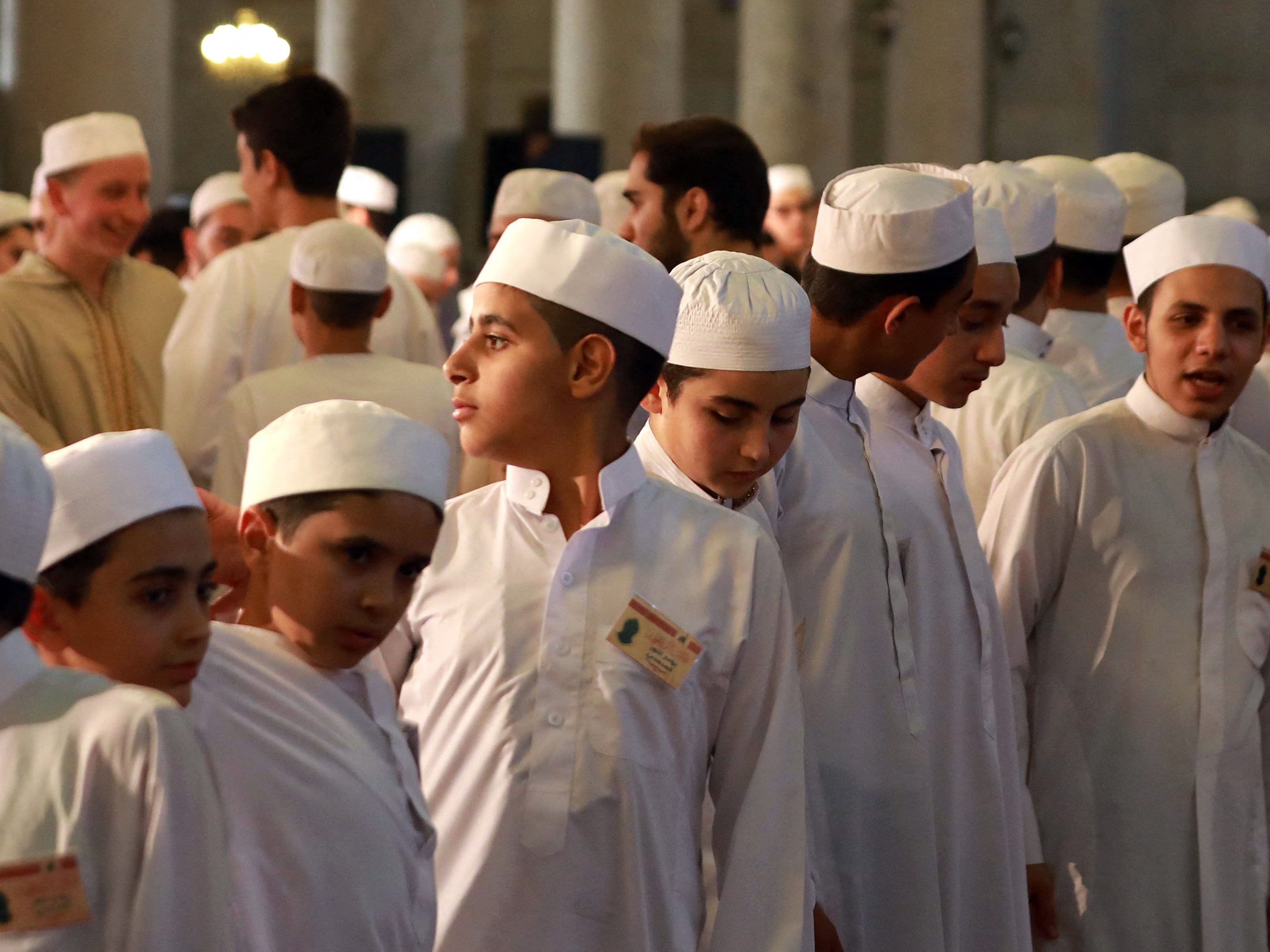 Warga Suriah berdoa di Masjid Umayyah di Damaskus pada malam perayaan memperingati kelahiran Nabi Muhammad.Arab 