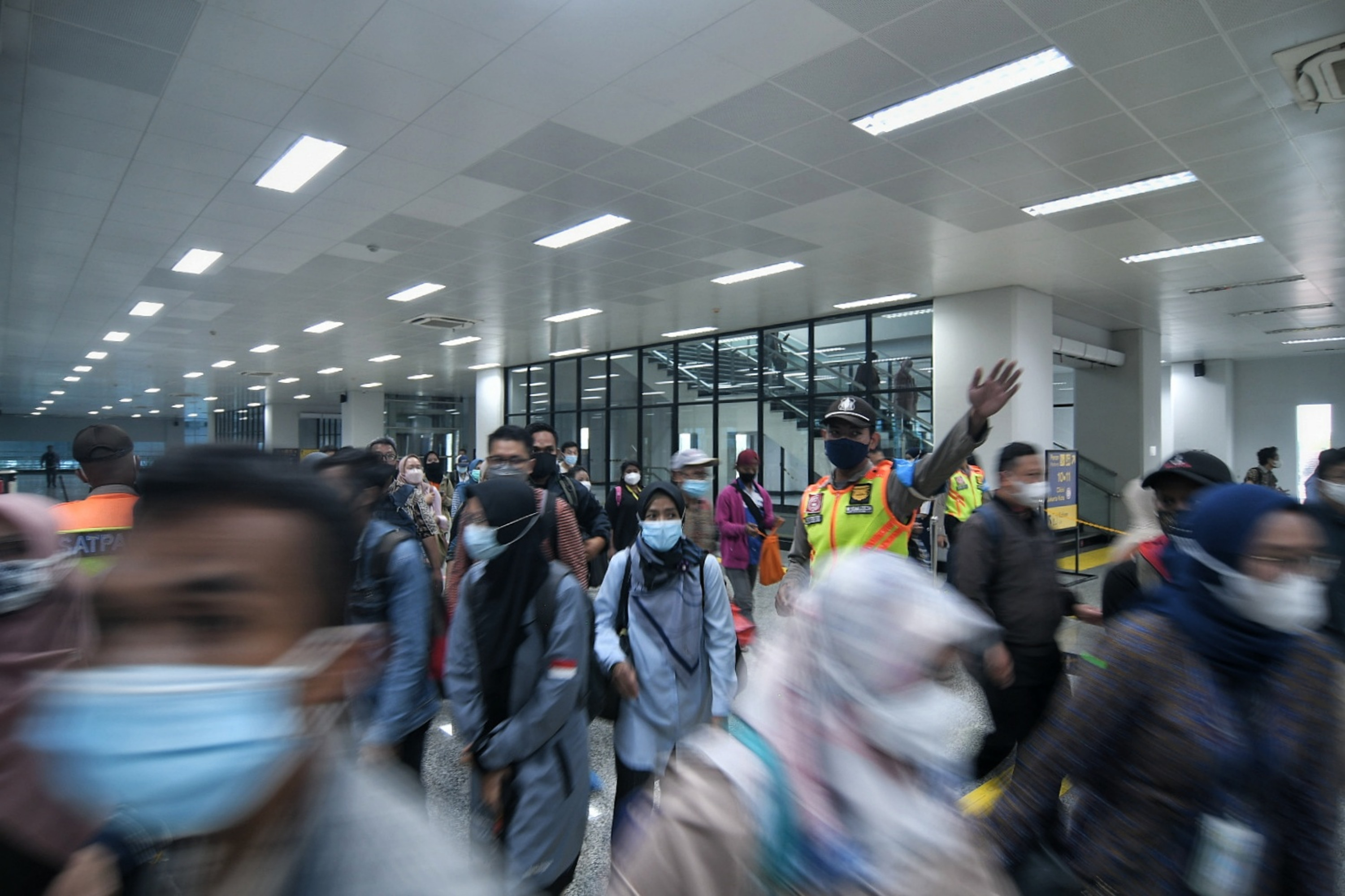 Penumpang KRL Padat, DPRD DKI: Covid-19 Belum Hilang 100%