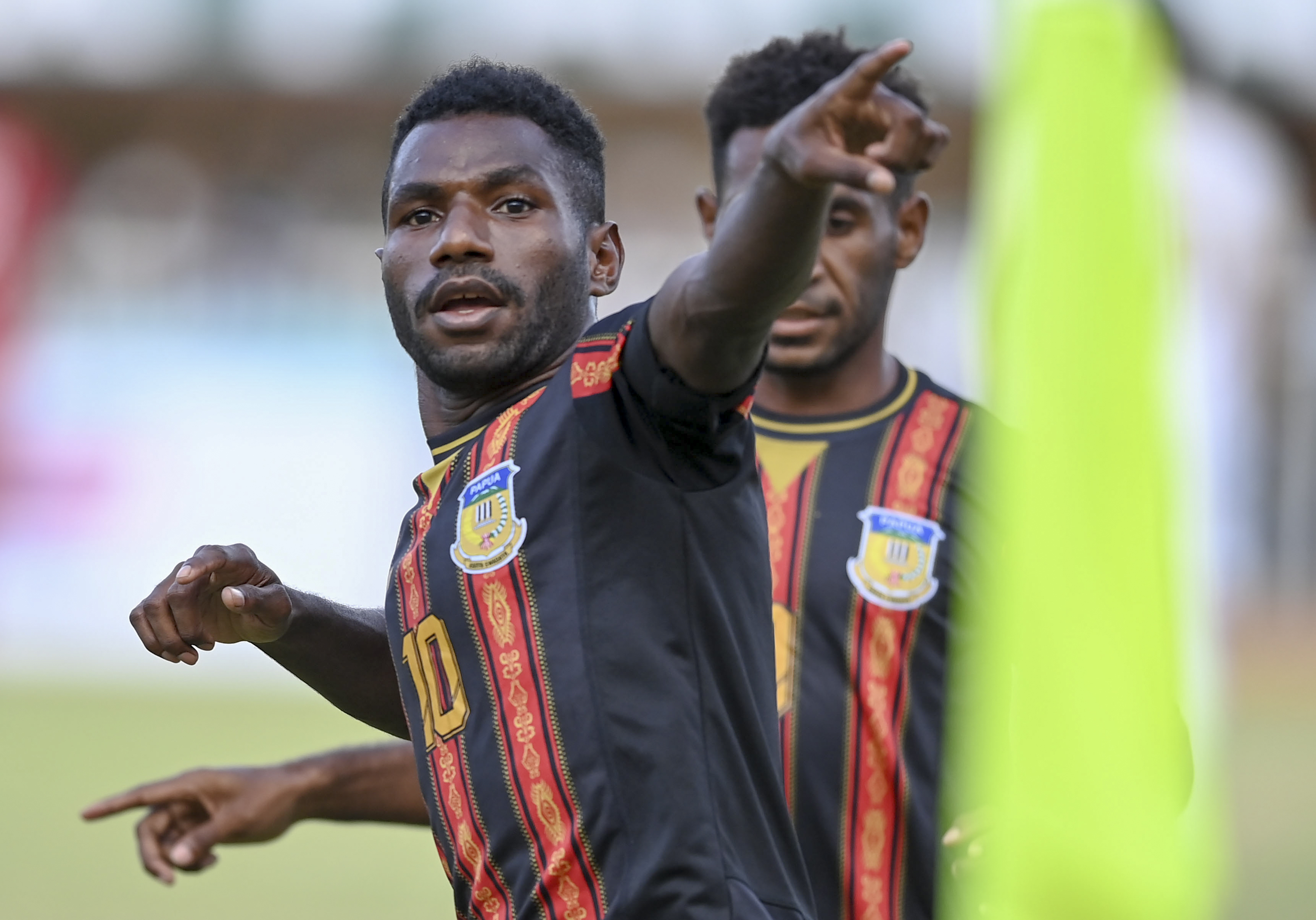 Pesepak bola Papua Ricky Ricardo Cawor melakukan selebrasi usai berhasil membobol gawang tim Aceh