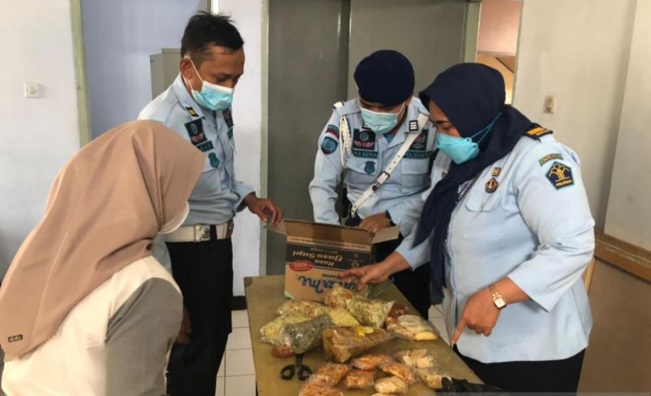 Petugas memeriksa makanan di Lembaga Pemasyarakatan Kabupaten Garut, Jawa Barat, Senin (4/10).