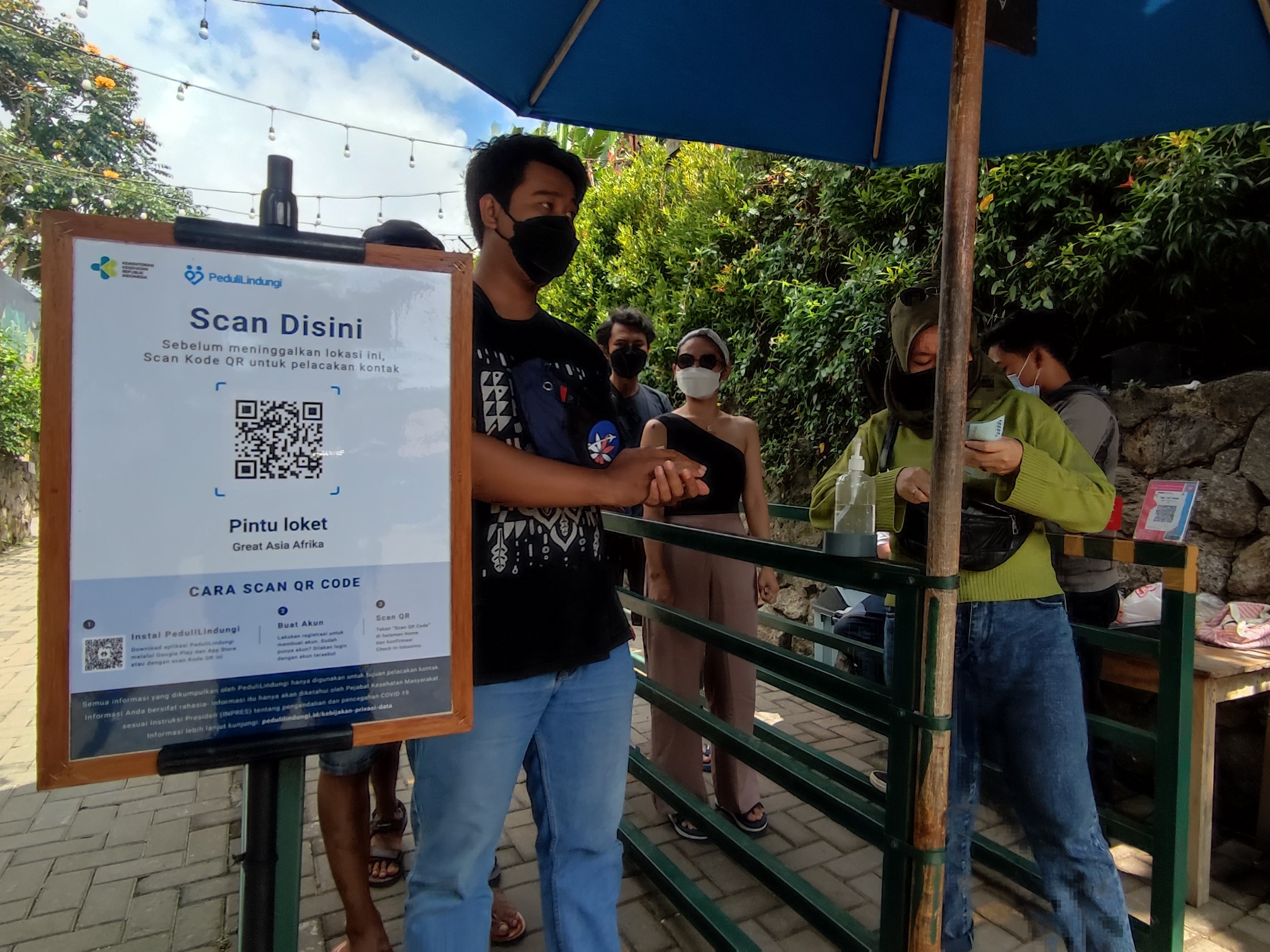 Wisatawan mendatangi The Great Asia Africa pascapemerintah memberikan izin uji coba menerima pengunjung, Sabtu (25/9).