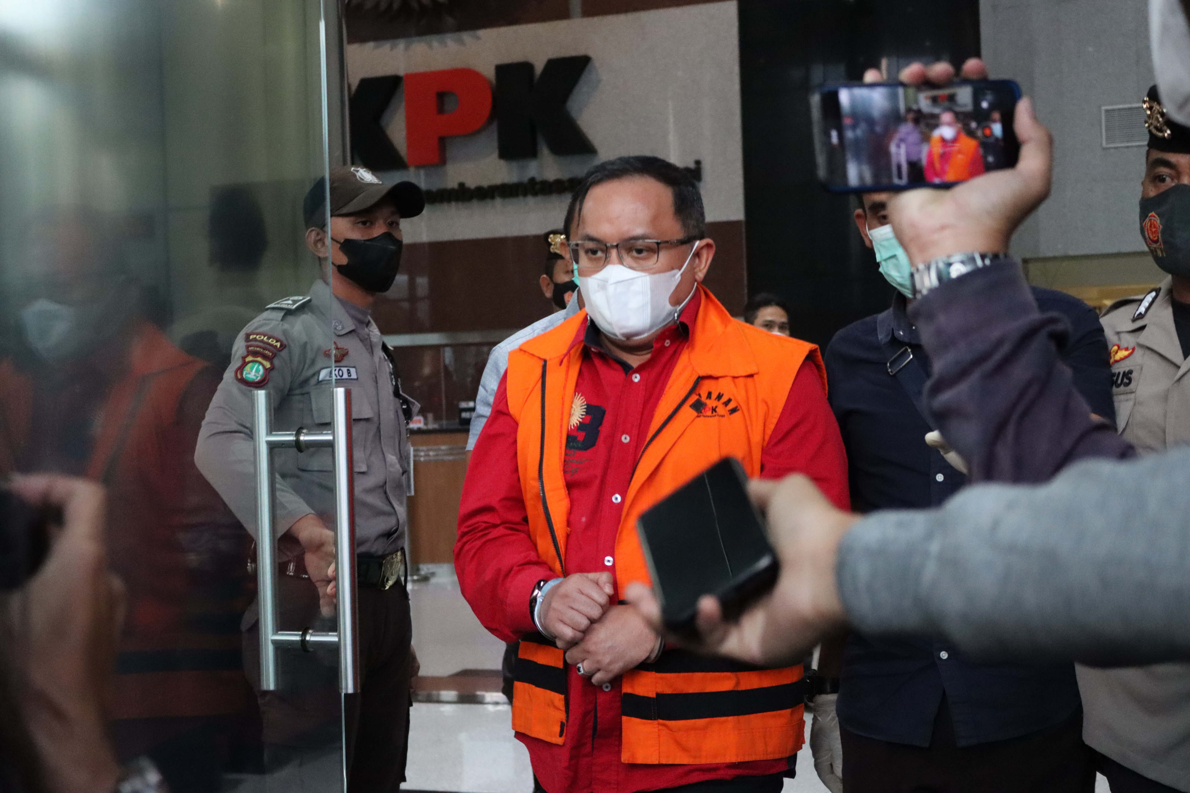 KPK menangkap Bupati Musi Banyuasin Dodi Reza Alex Noerdin dalam operasi tangkap tangan.