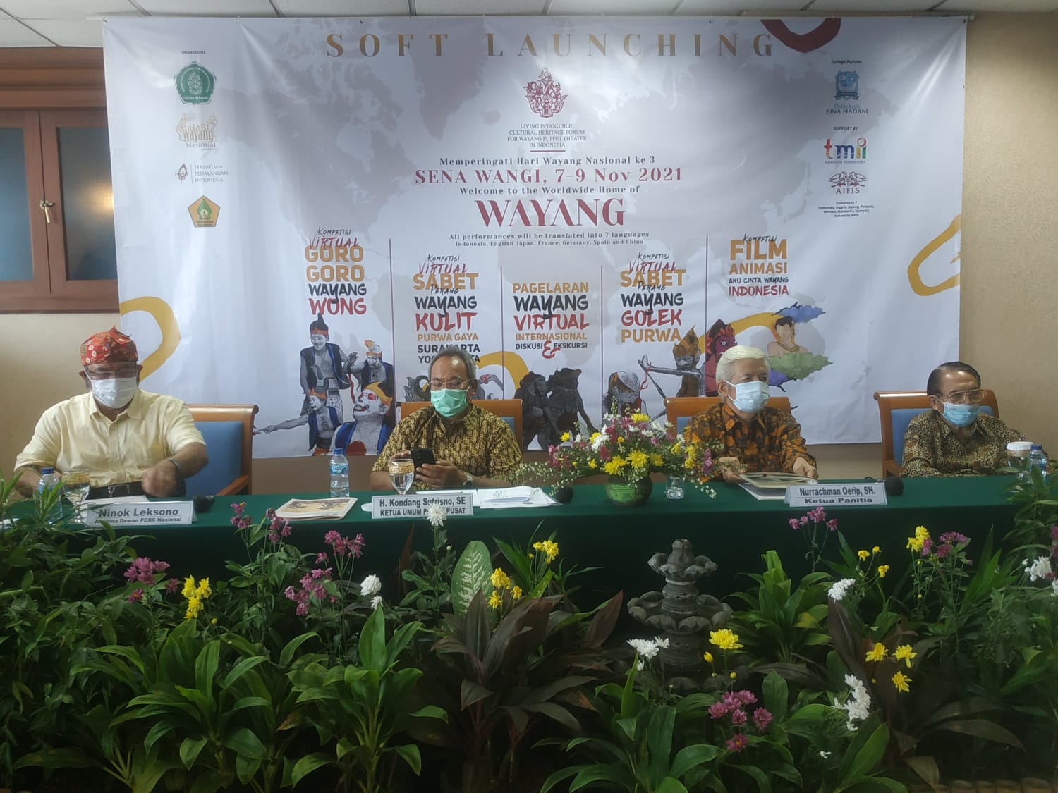 Ketua Umum Sena Wangi Suparmin Sunjoyo (kiri)