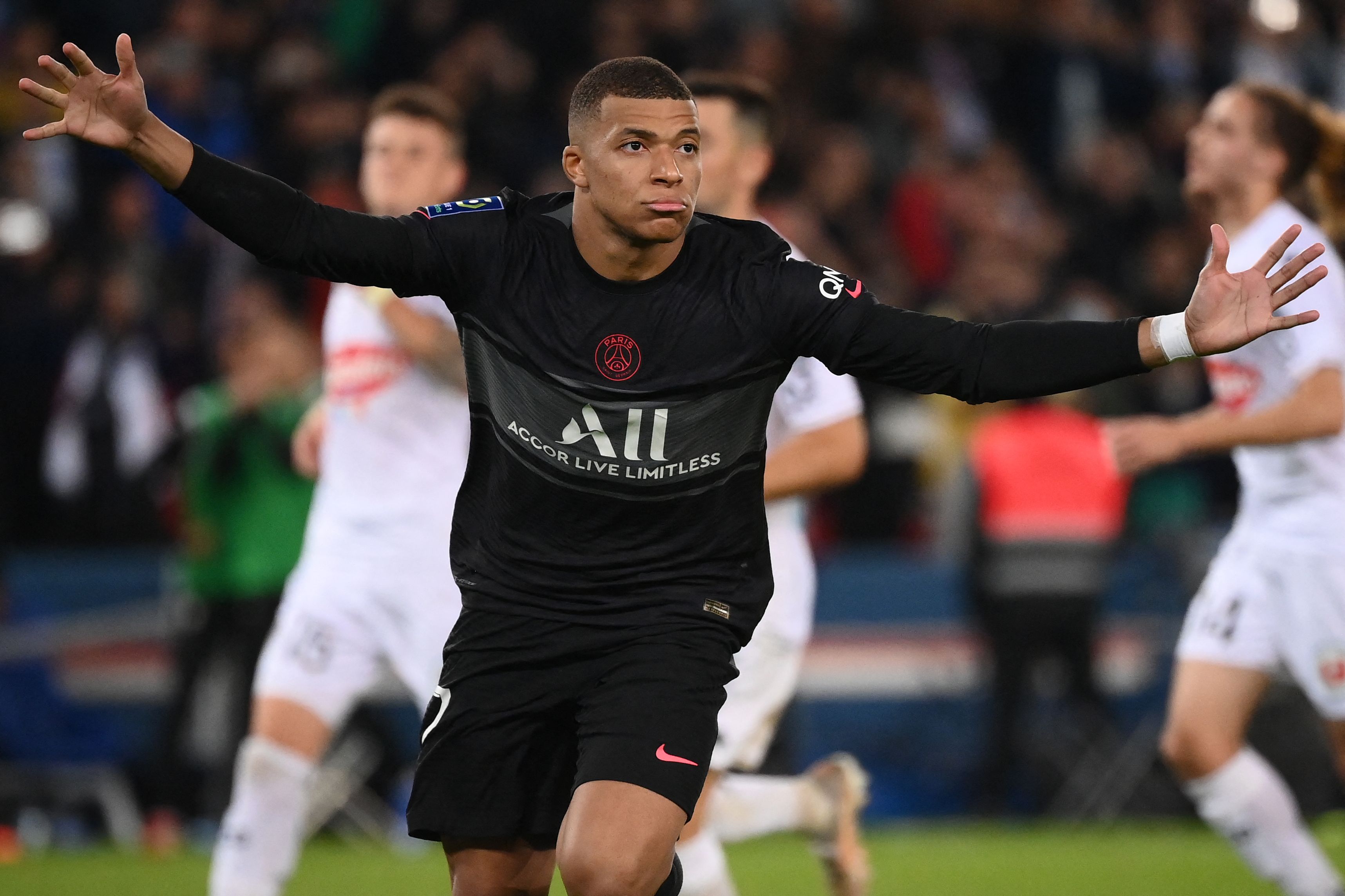 Penyerang PSG Kylian Mbappe melakukan selebrasi usai mencetak gol ke gawang Angers di laga Ligue 1.