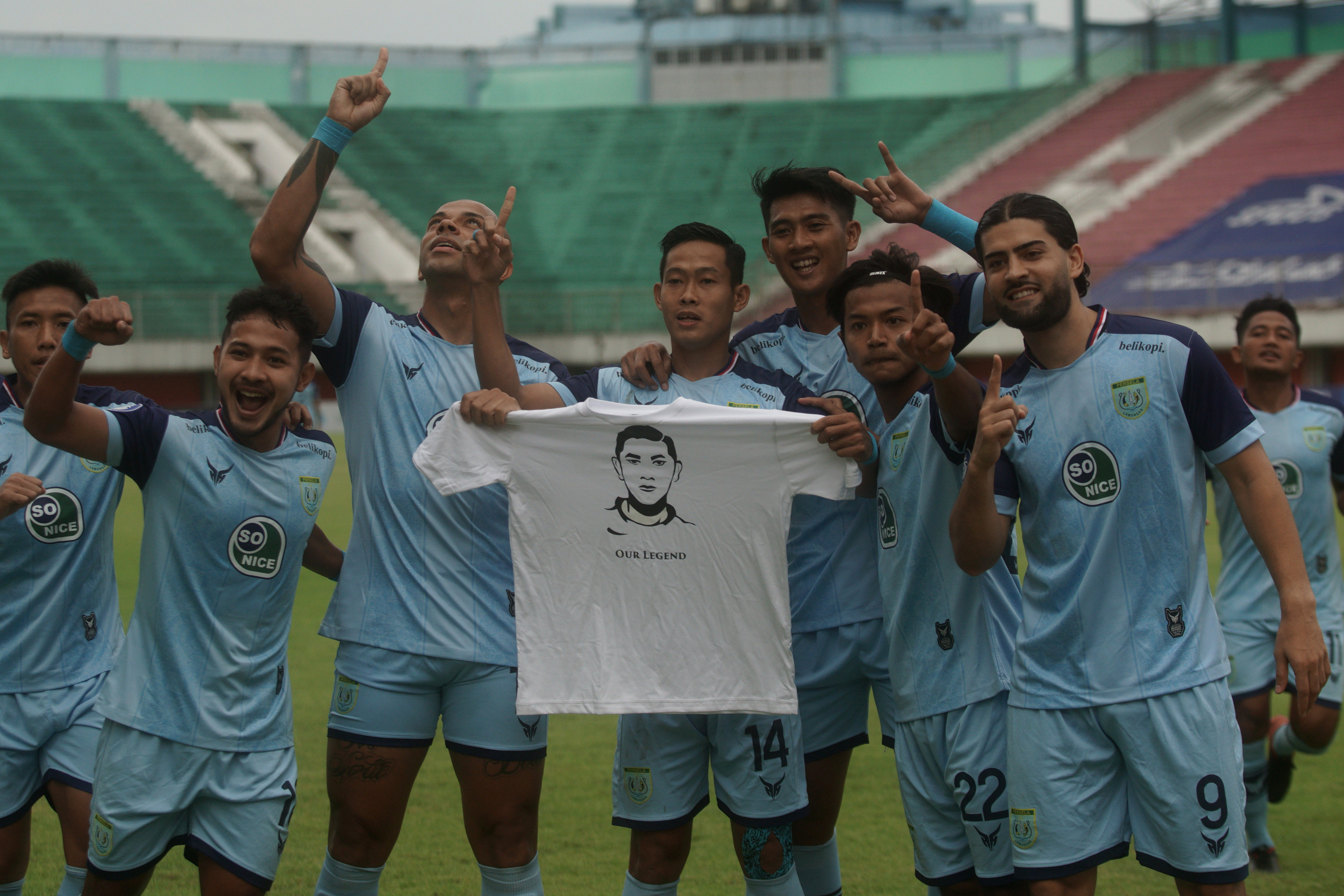 Pemain Persela Lamongan saat melakukan selebrasi seusai menjebol gawang lawan.