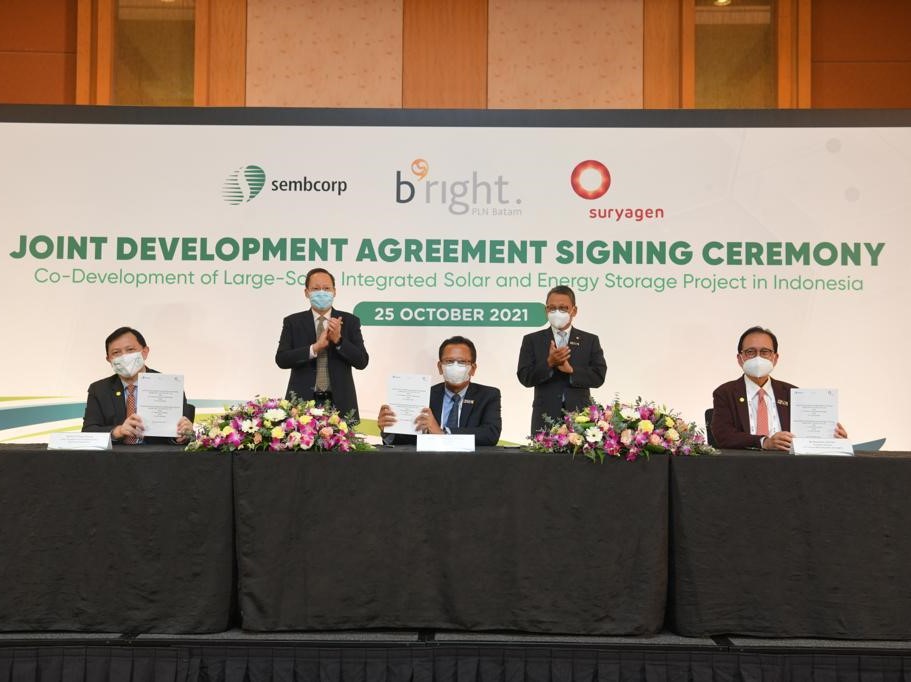 Menteri ESDM Arifin Tasrif serta Menteri Tenaga Kerja dan Menteri Muda Perdagangan dan Industri Singapura Tan See Leng (belakang tengah).