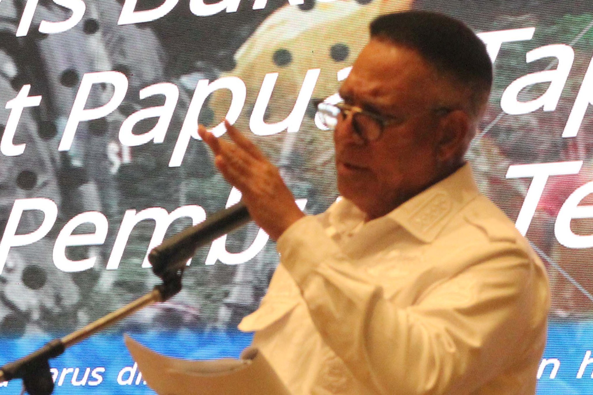 Komjen  Paulus Waterpauw