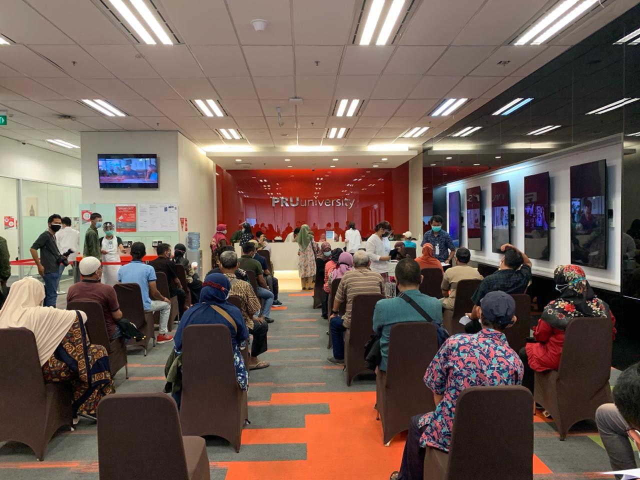 Kegiatan vaksinasi Covid-19 yang dilaksanakan di area kantor Prudential Indonesia, PRUUniversity, Jakarta.