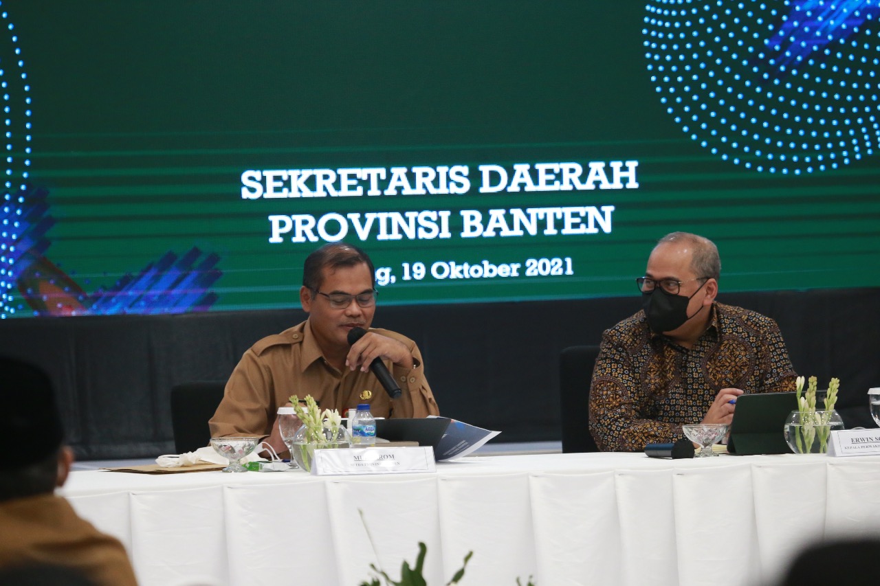 Pelaksana tugas (Plt) Sekda Banten Muhtarom (kiri)