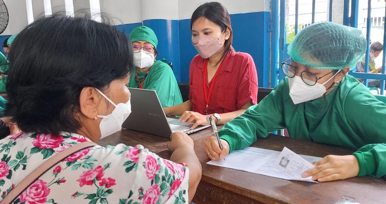 Petugas mendata warga yang akan mengikuti vaksinasi covid-19 di TK Strada Budi Luhur Jalan Juanda, Kelurahan Margahayu, Bekasi.