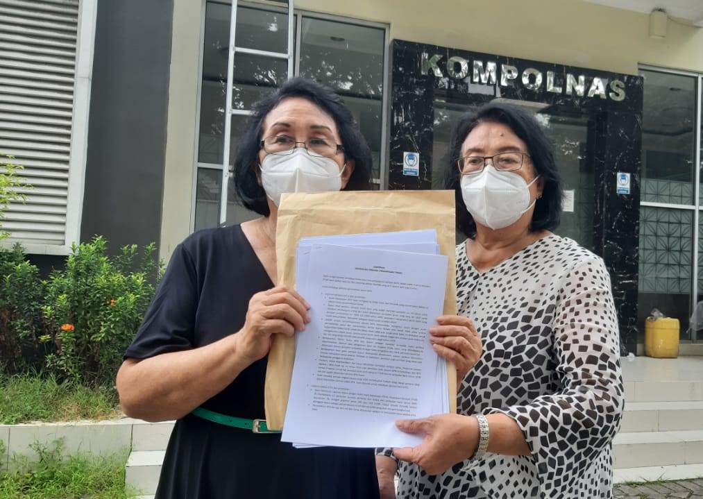 Guru Besar IPB, Prof Ing Mokoginta beserta kakak kandungnya, Dr Sientje Mokoginta (baju hitam), di Kompolnas, Jumat (1/10)