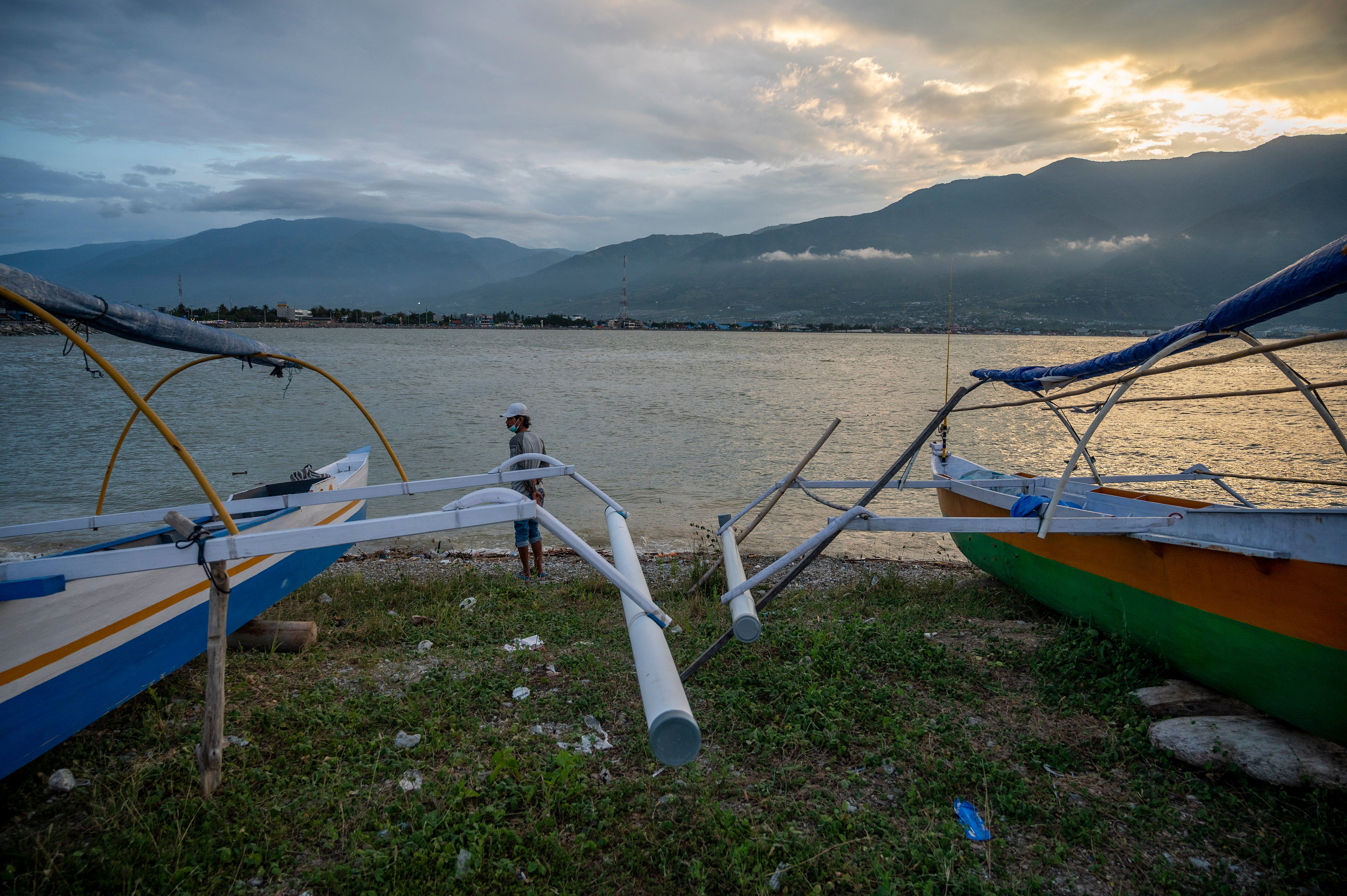 Nelayan di Tiku Sumbar dapat Bantuan Mesin Tempel