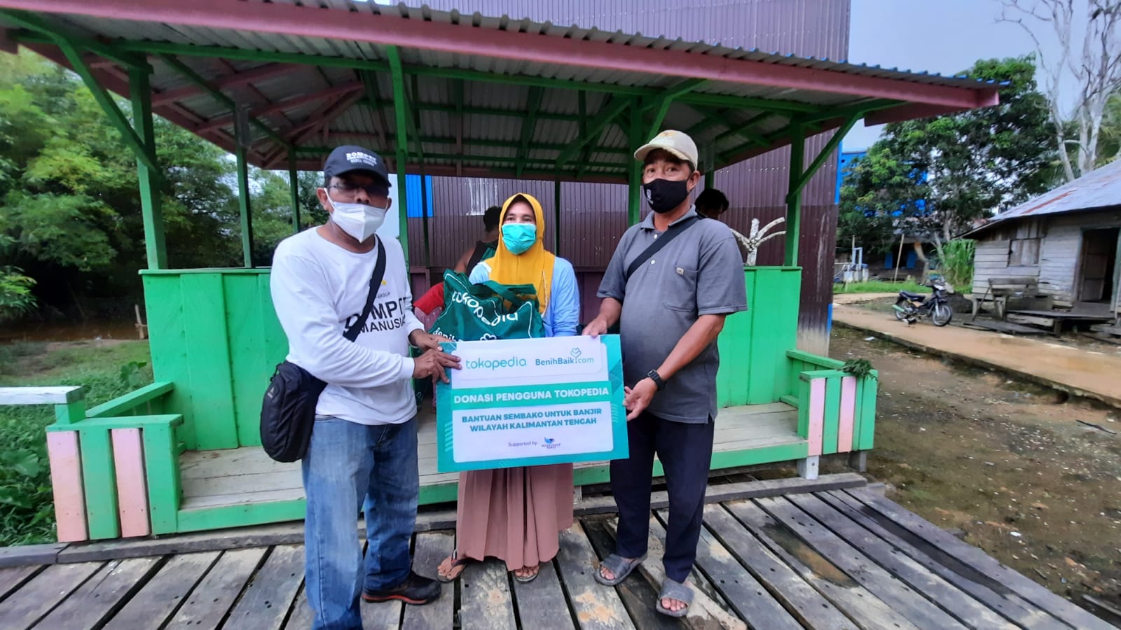 Dompet Kemanusiaan Media Grup Salurkan Paket Sembako dari Tokopedia dan Benihbaik.com untuk Korban Banjir di Katingan