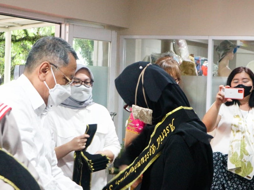 SML UMKM Centre memberikan fasilitas pengembangan usaha dalam bentuk pelatihan, Klinik UMKM, Galeri UMKM, dan situs pemasaran digital.