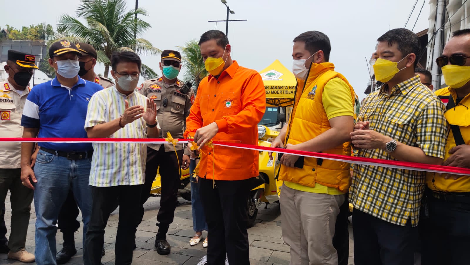 Ketua DPD Golkar Jakbar M Richard Moertidjaya meluncurkan vaksinasi door to door, Sabtu (16/10/2021)