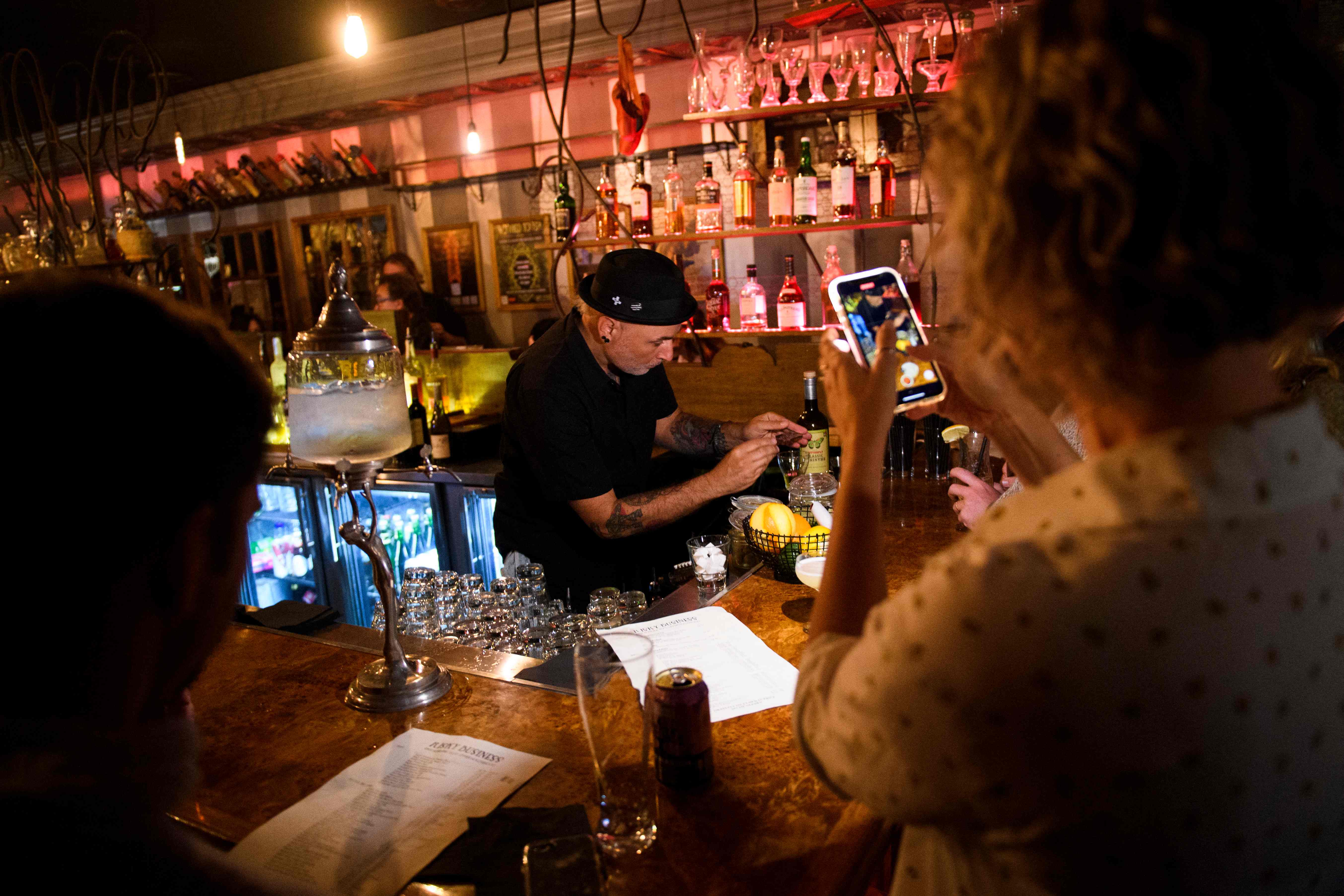 Seorang bartender menyiapkan minuman di sebuah bar di Los Angeles, California, AS.