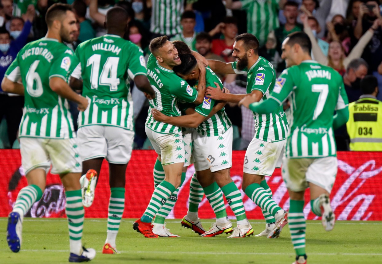 Para pemain Real Betis melakukan selebrasi usai mencetak gol ke gawang Valencia di laga La Liga.