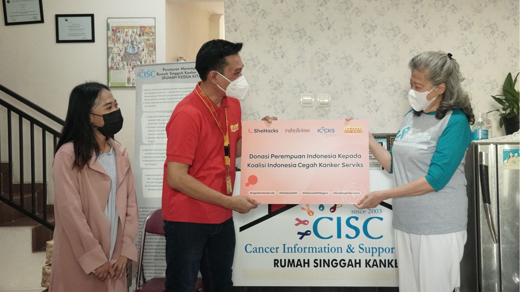 Penyerahan donasi dari Shehacks kepada KICKS.