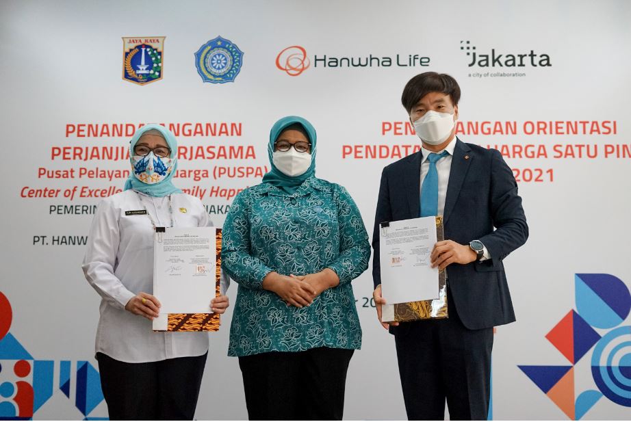 CEO Hanwha Life Insurance Indonesia David Yeom (kanan) menandatangani MoU CSR PUSPA di kantor Dinas PPAPP DKI Jakarta, Rabu (29/9).