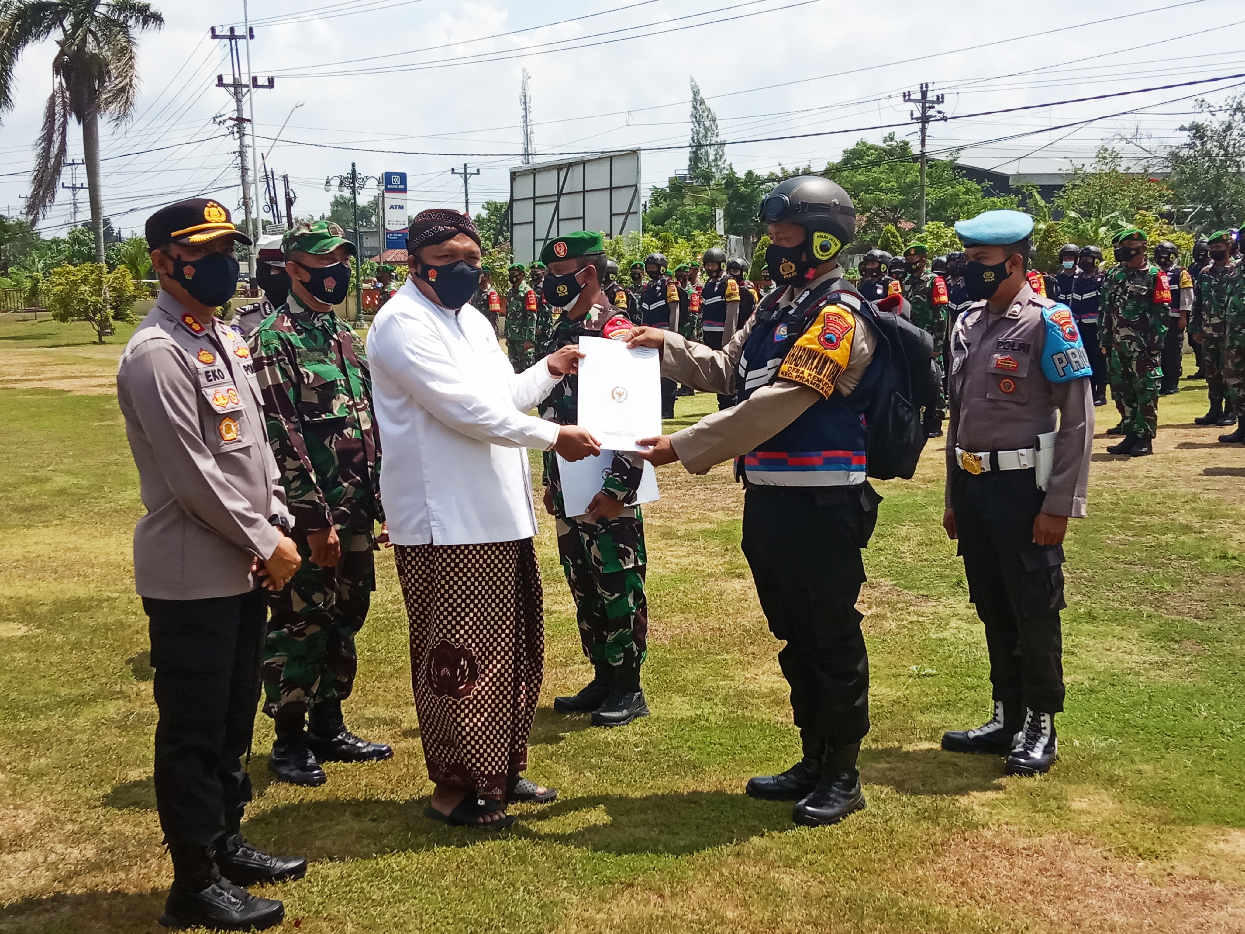 Muchammad Nabil Haroen, anggota Komisi IX DPR RI menyerahkan penghargaan di Klaten