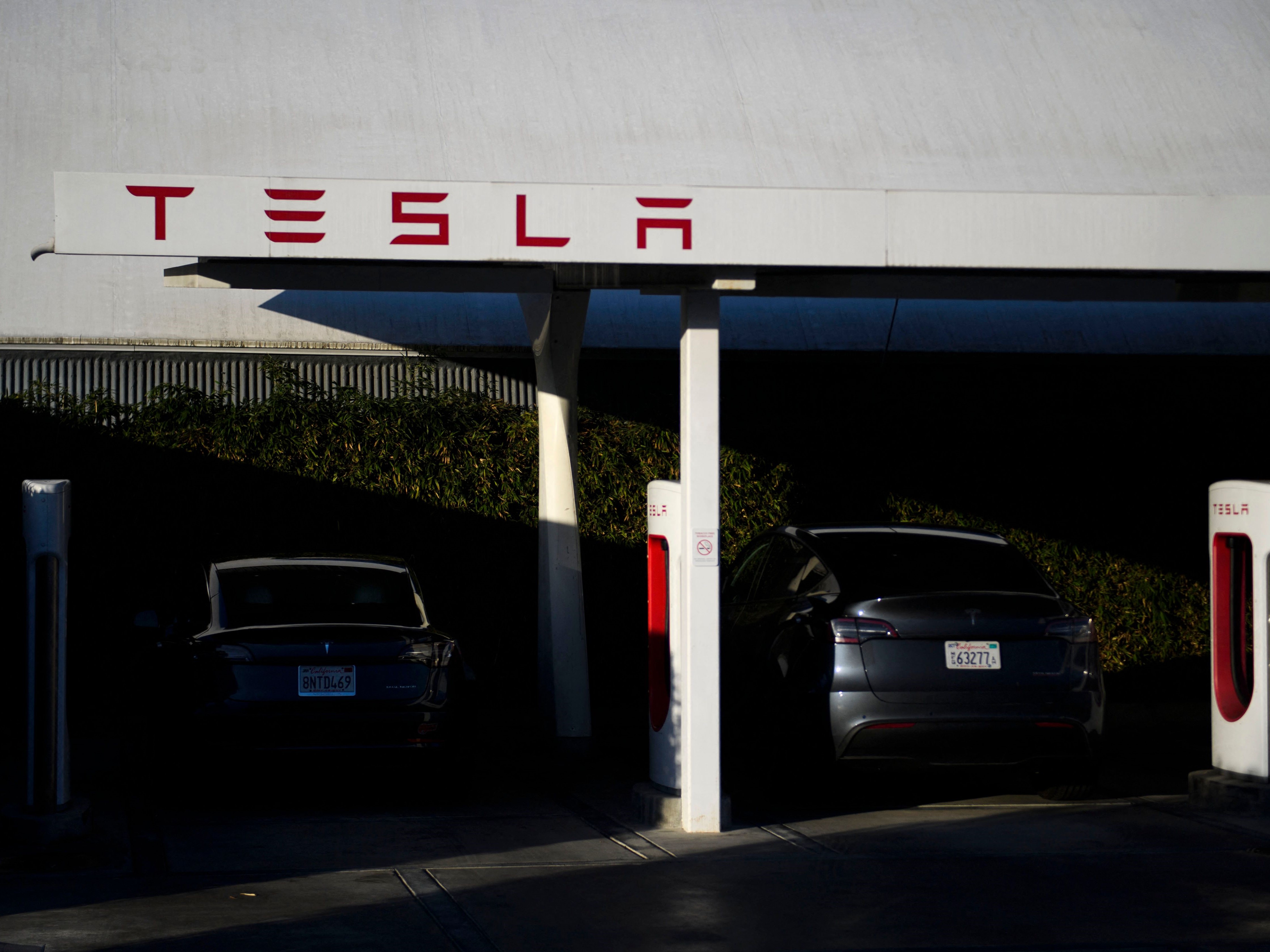 Kendaraan listrik Tesla Inc diparkir di stasiun supercharger perusahaan di Hawthorne, California.