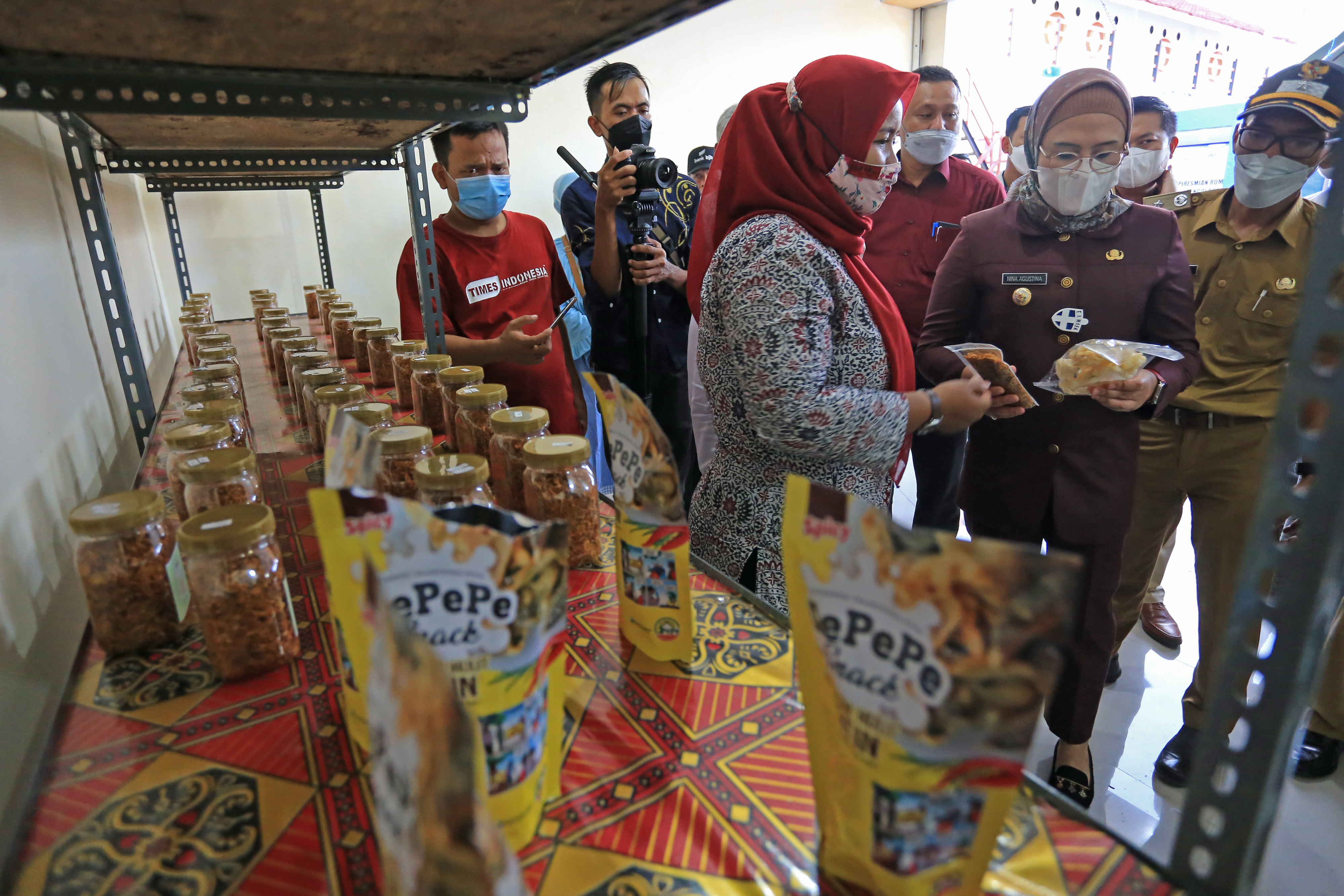   Bupati Indramayu Nina Agustina (dua kanan) melihat produk makanan olahan ikan di Rumah Produksi dan Galeri UMKM. 