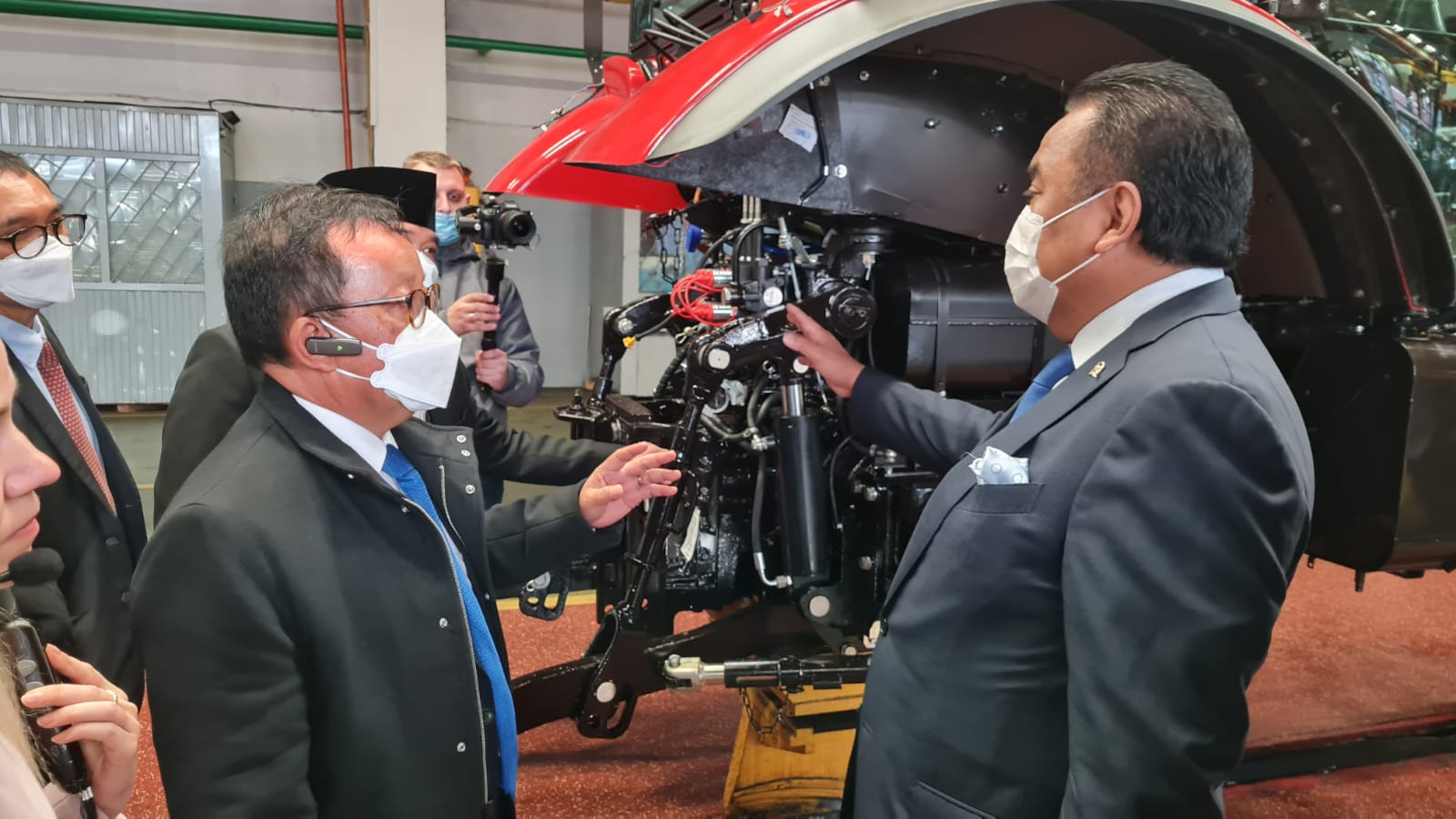Wakil Ketua DPR RI Rachmat Gobel mengunjungi pabrik traktor di Mins, Belarusia