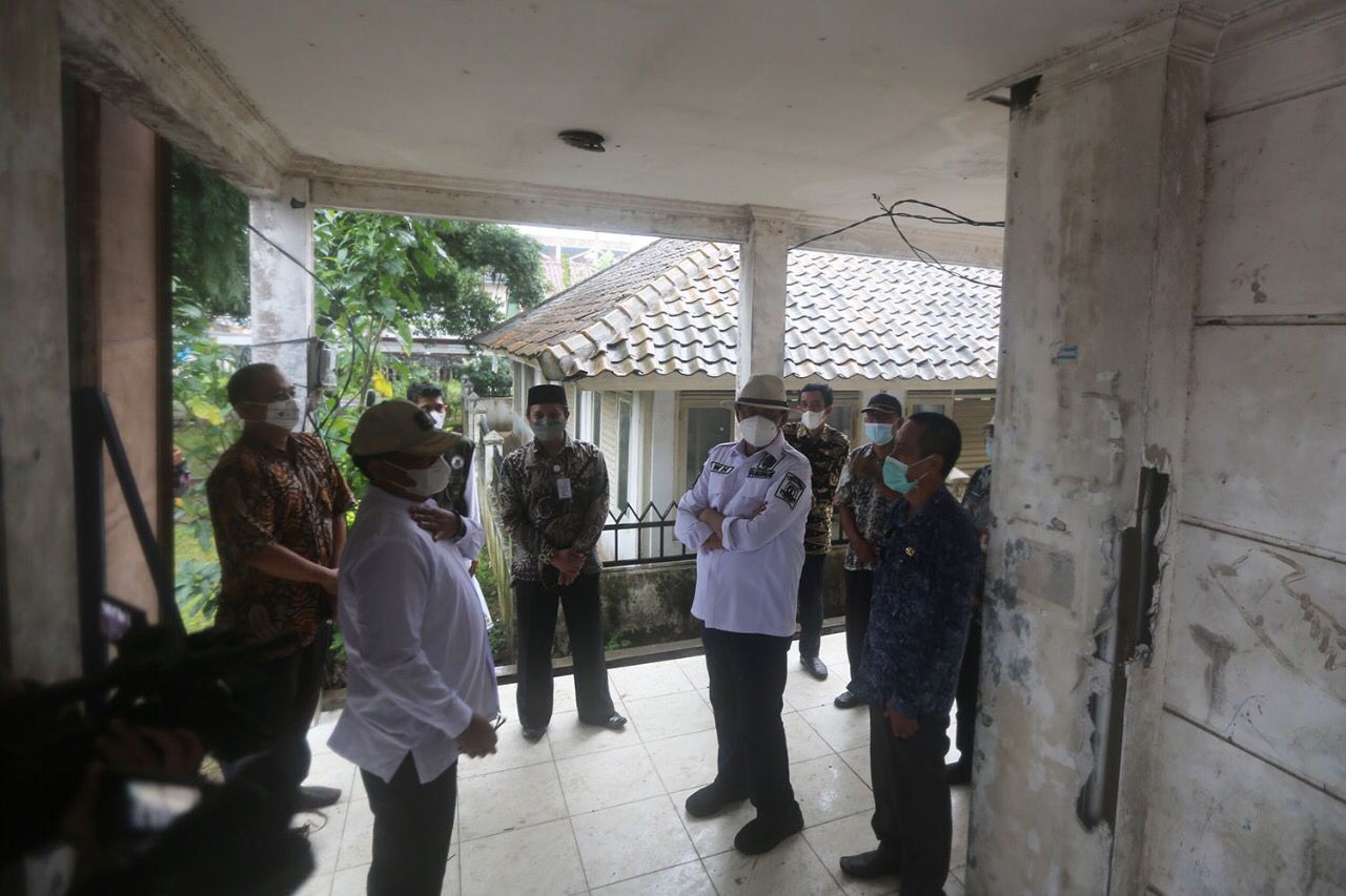 Gubernur Banten Wahidin Halim (WH) meninjau lokasi calon pembangunan Rumah Sakit Labuan, Kabupaten Pandeglang.