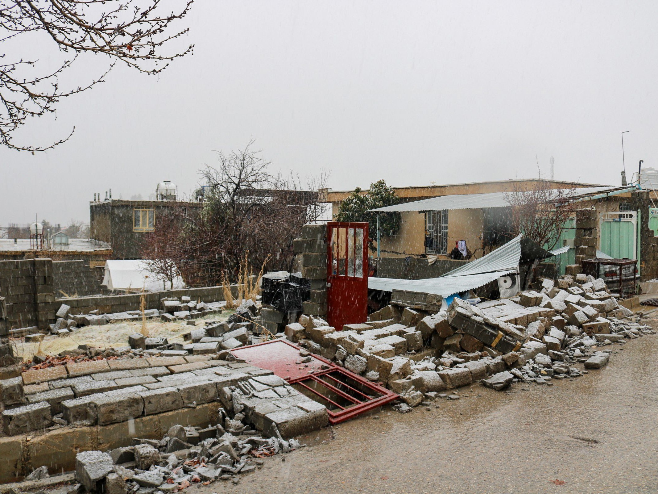 Satu rumah runtuh di desa Sisakht dekat Yasuj, di barat daya Iran, satu hari setelah gempa bumi melanda kota, 18 Februari 2021.