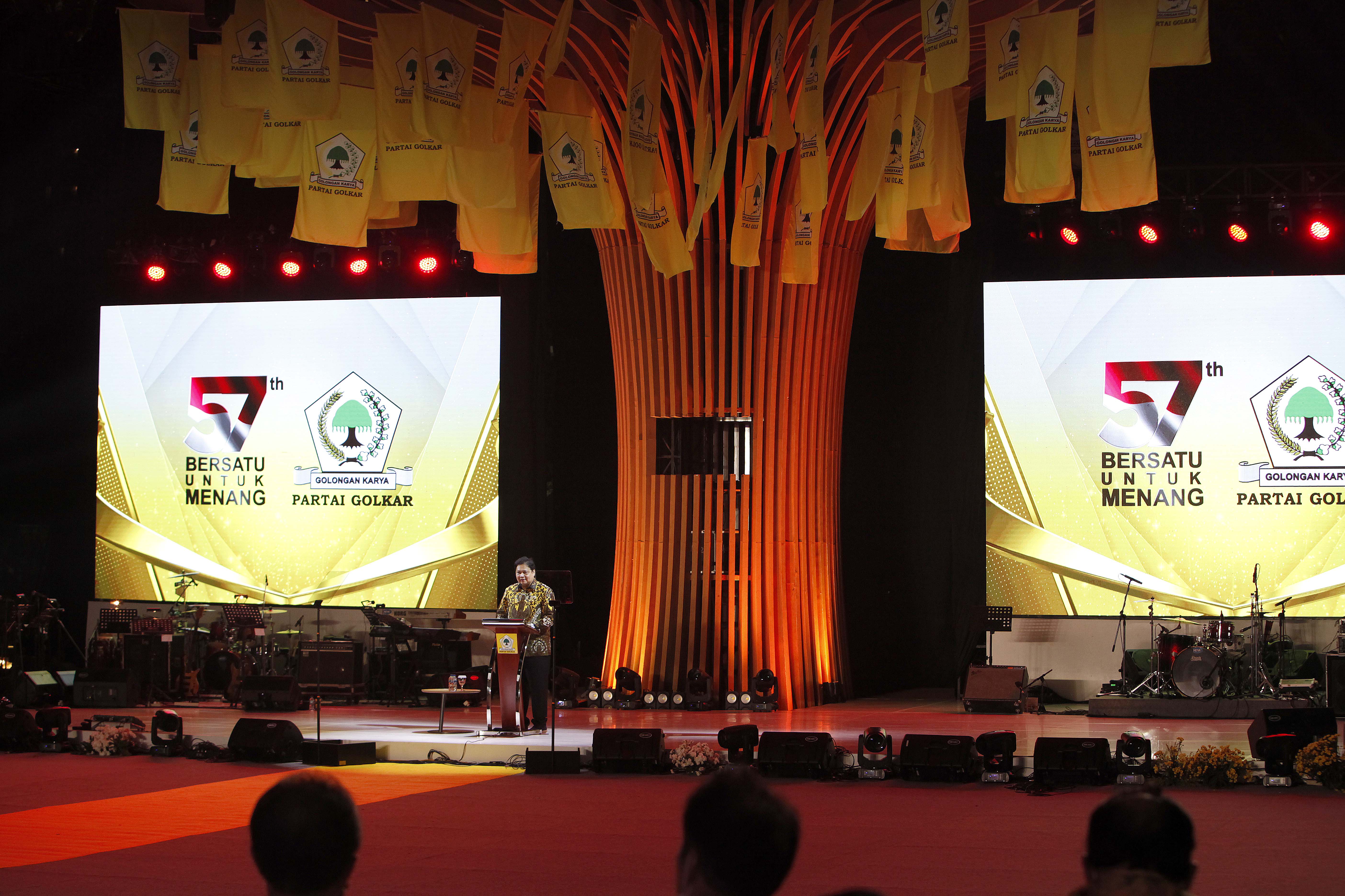 ketua Umum Partai Golkar Airlangga Hartarto berpidato di HUT ke-57 Partai Golkar, Sabtu (23/10)