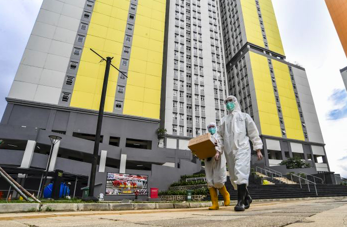 Petugas kesehatan Rumah Sakit COVID-19 Wisma Atlet berjalan membawa kotak obat pasien di Jakarta.