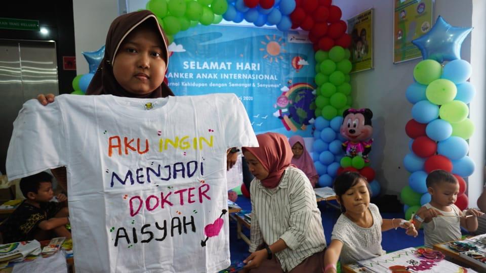 Anak-anak penderita kanker melakukan kegiatan di di Rumah Sakit Umum Pusat (RSUP) Mohammad Hoesin Palembang, Sumsel.