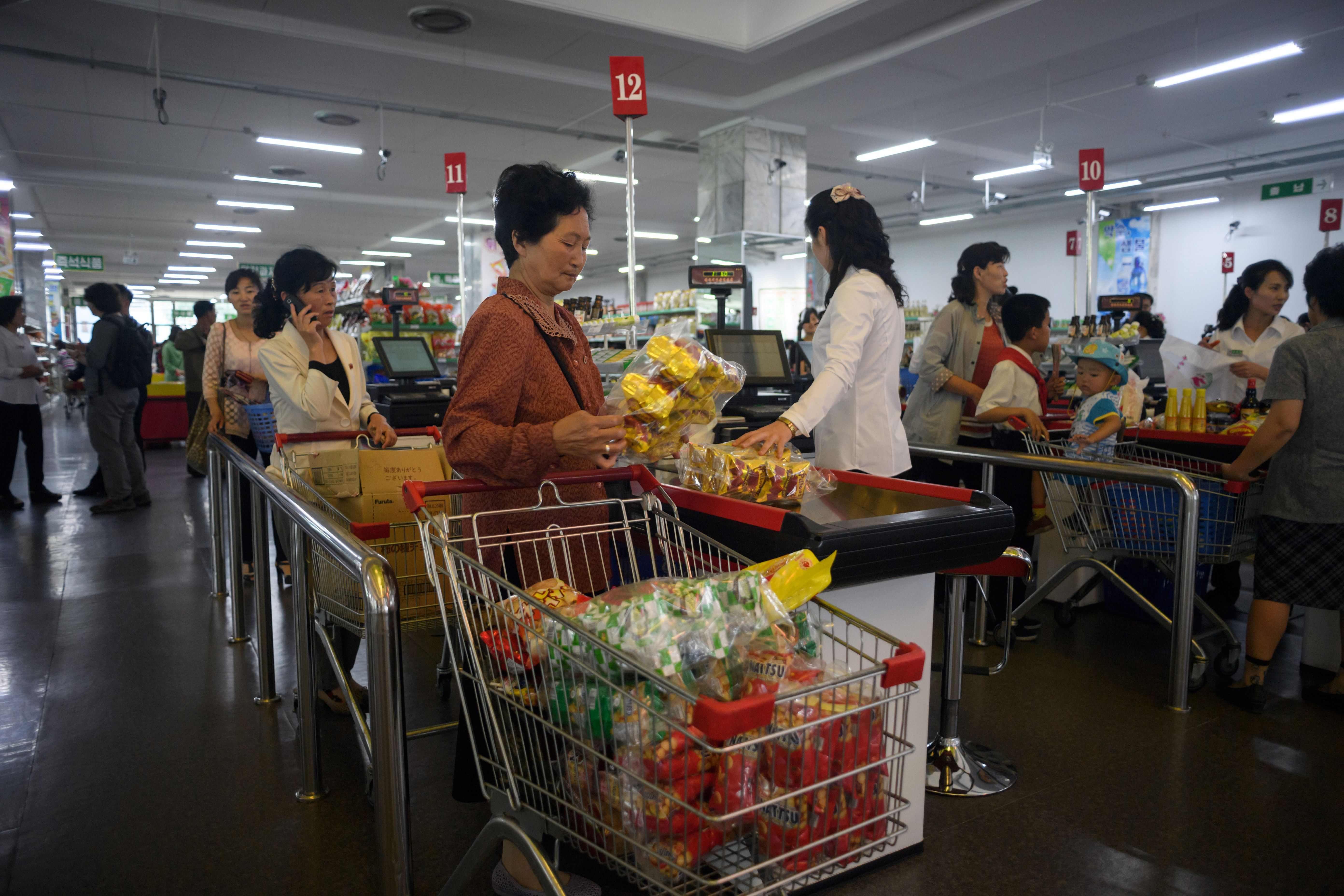 Potret warga Korea Utara berbelanja di supermarket sebelum pandemi covid-19.