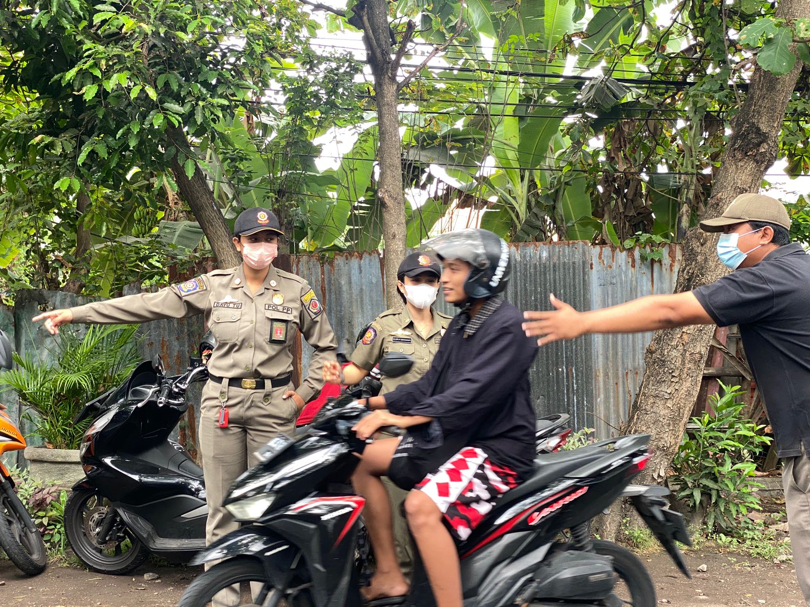 Satpol PP Denpasar yang tergabung dalam Tim Yustisi menjaring 11 pelanggar prokes saat melakukukan Operasi Yustisi, Senin (4/10)