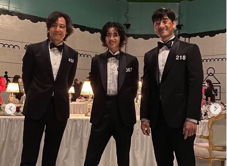 Jung Ho-yeon (tengah) saat syuting serial Squid Game.