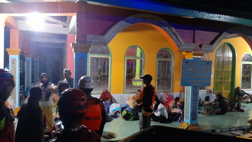 BANJIR bandang di Kota Palopo, Sulsel, Sabtu (30/10) malam. Sebagian warga mengungsi ke tempat ibadah.