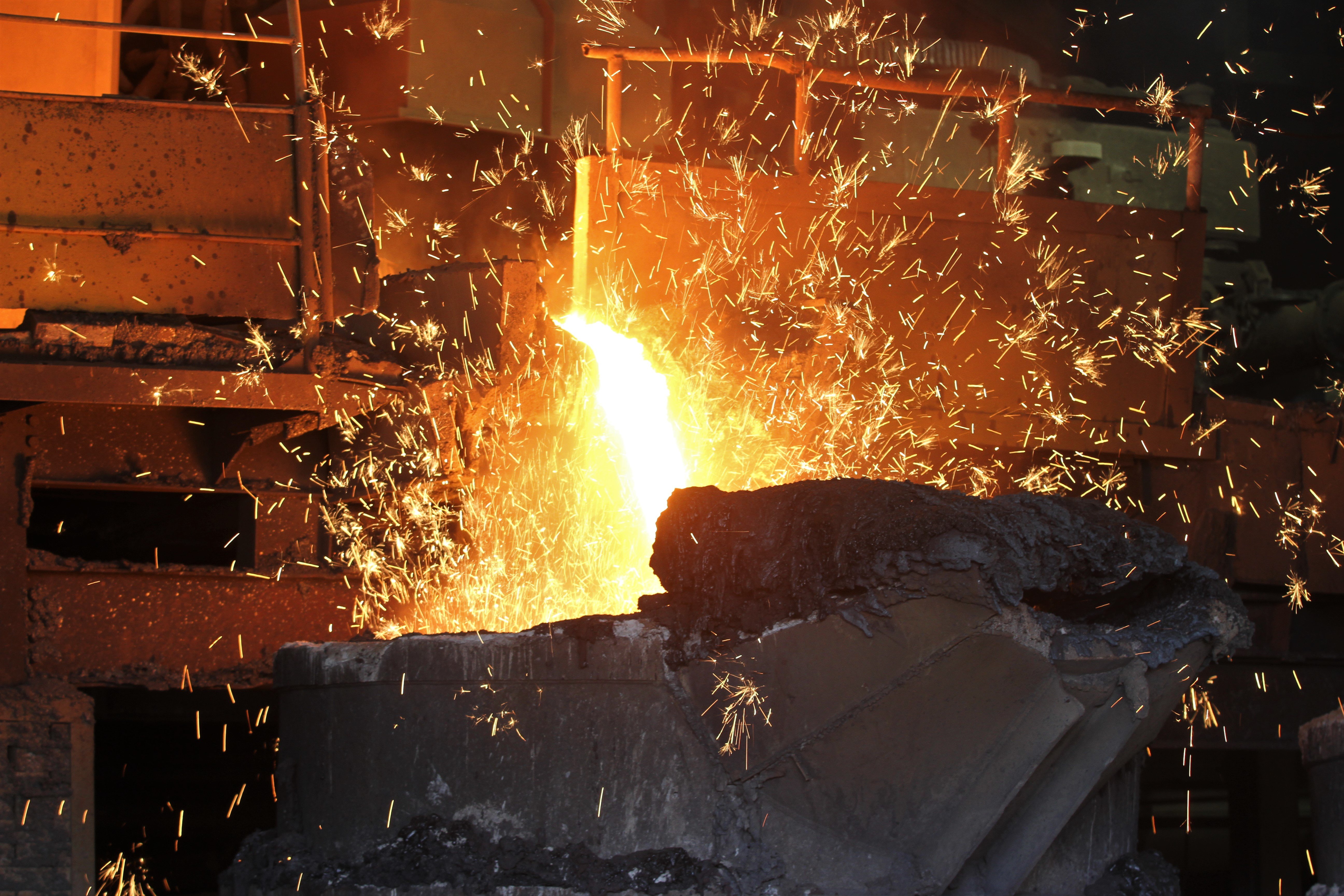 Ilustrasi proses pembakaran bijih nikel di pabrik.